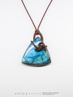 Collar Macrame Labradorita Azul Triangular
