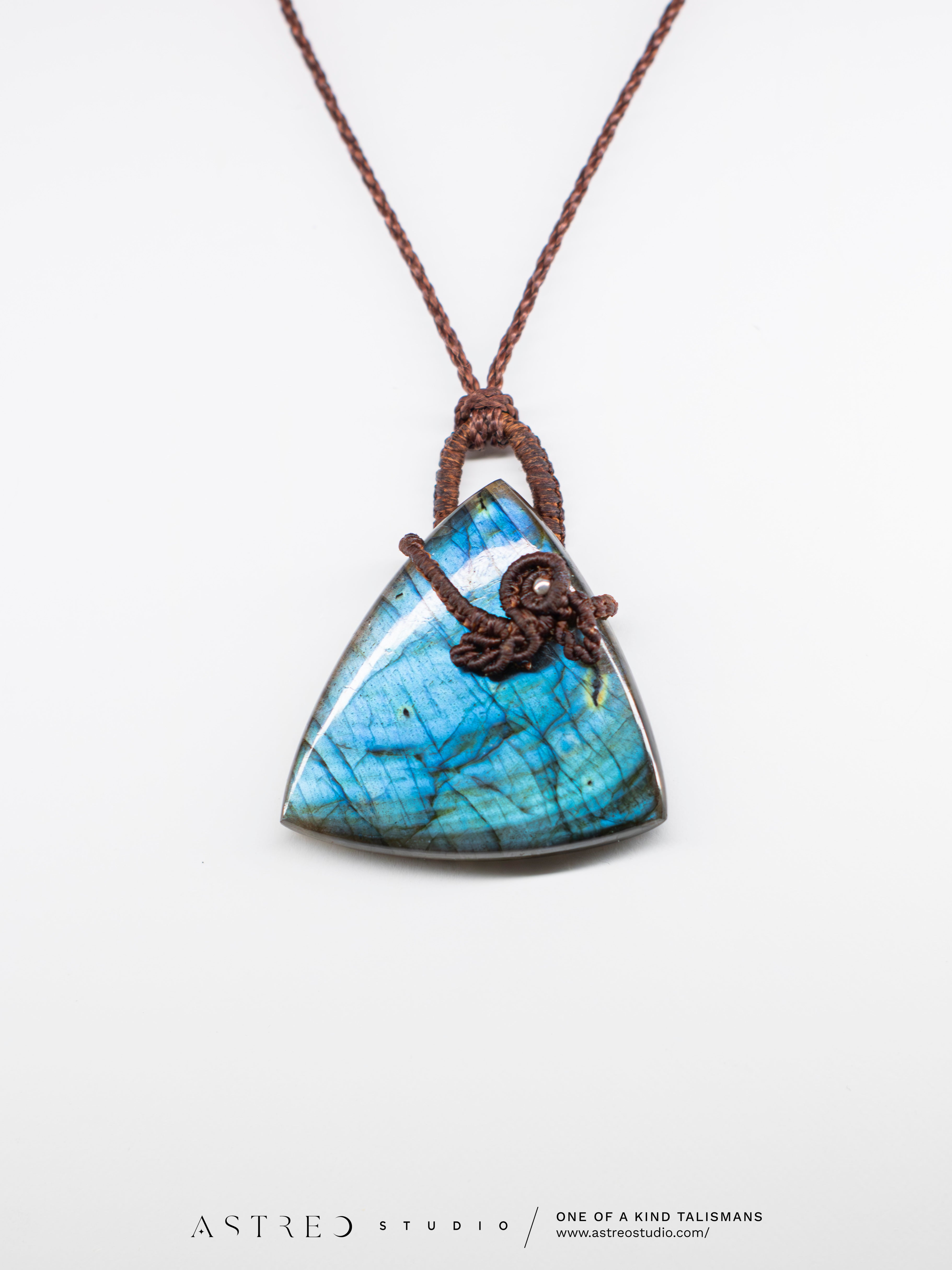 Collar Macrame Labradorita Azul Triangular