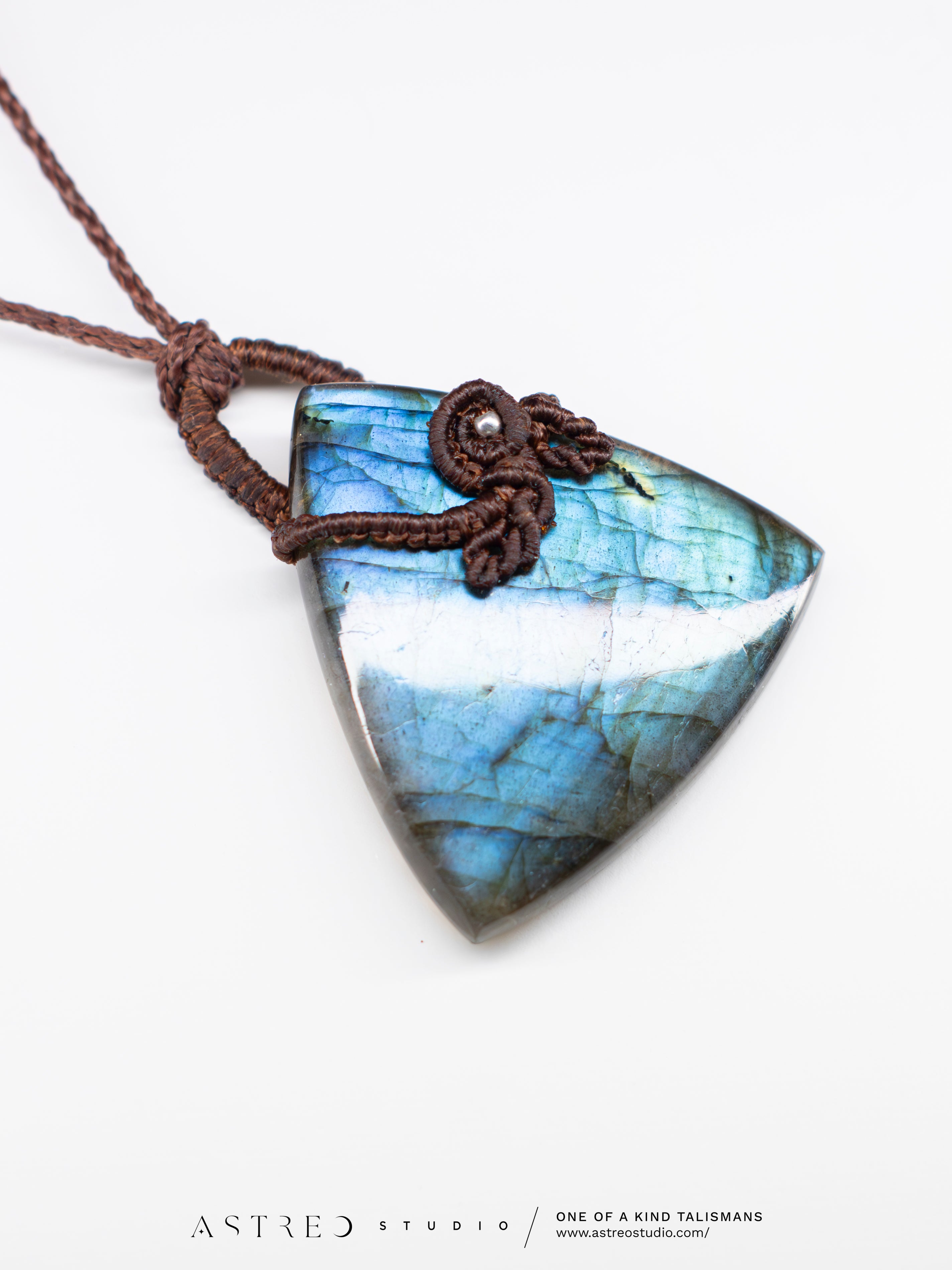 Collar Macrame Labradorita Azul Triangular