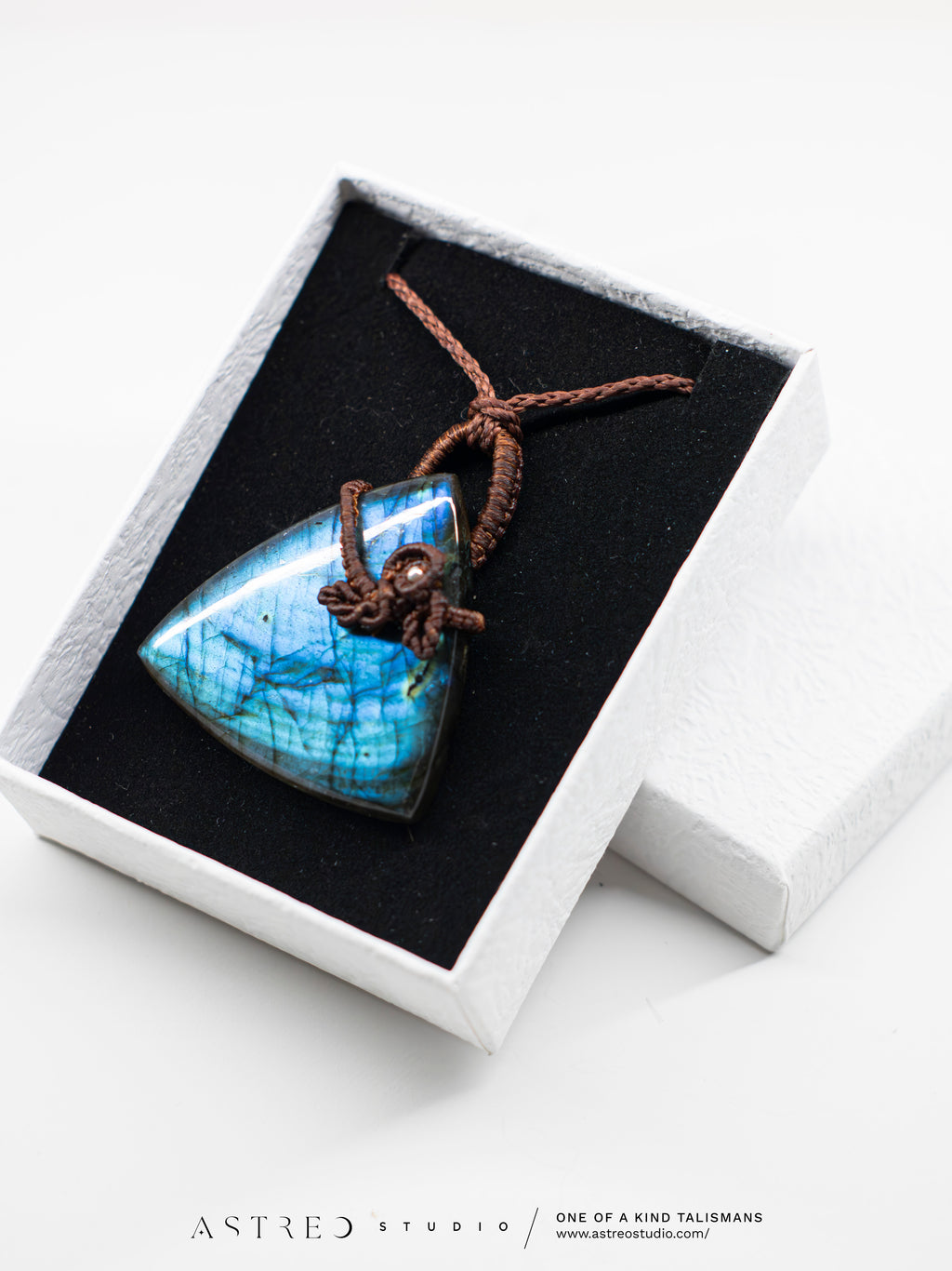 Collar Macrame Labradorita Azul Triangular