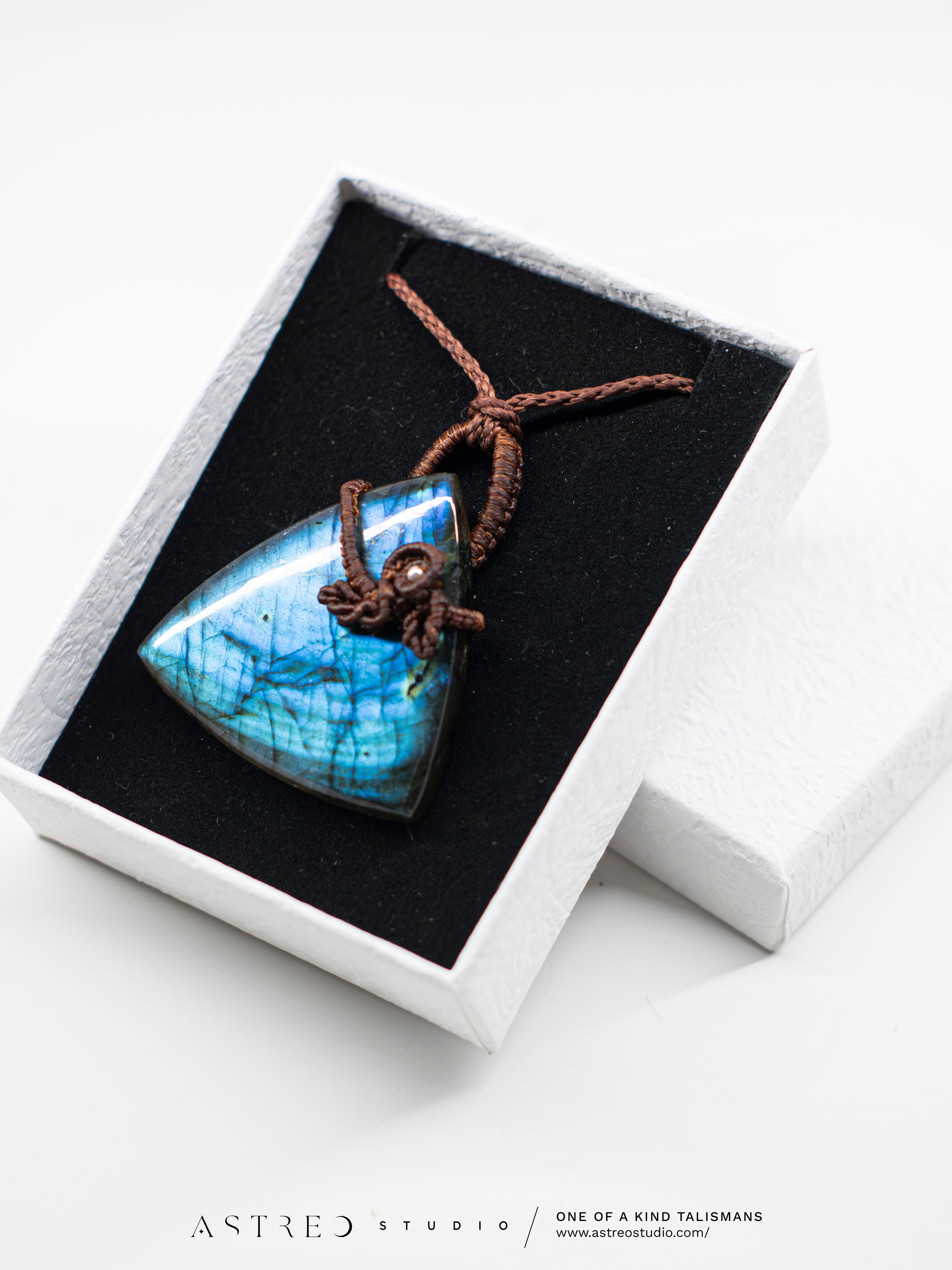 Collar Macrame Labradorita Azul Triangular