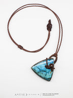 Collar Macrame Labradorita Azul Triangular