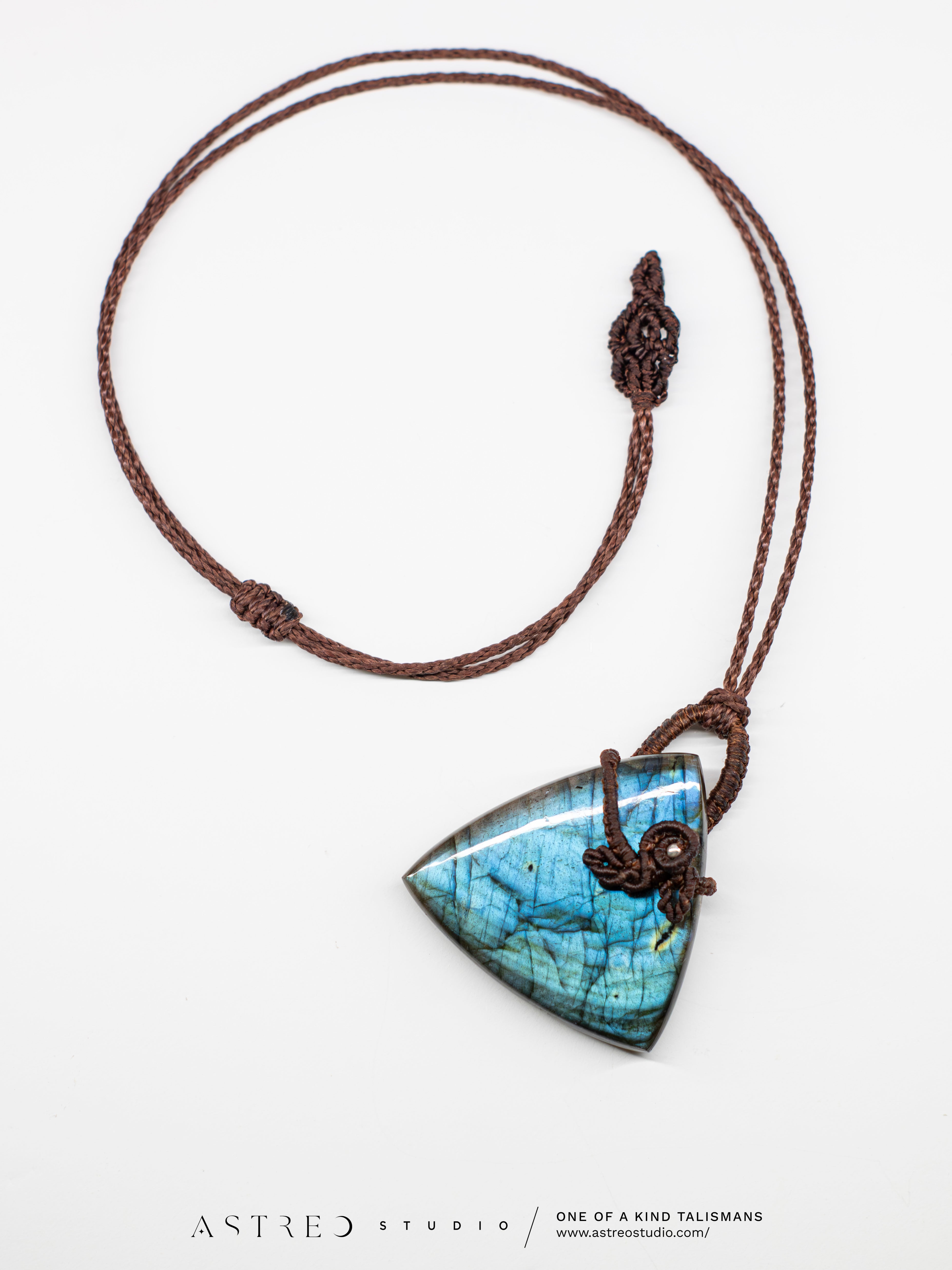 Collar Macrame Labradorita Azul Triangular