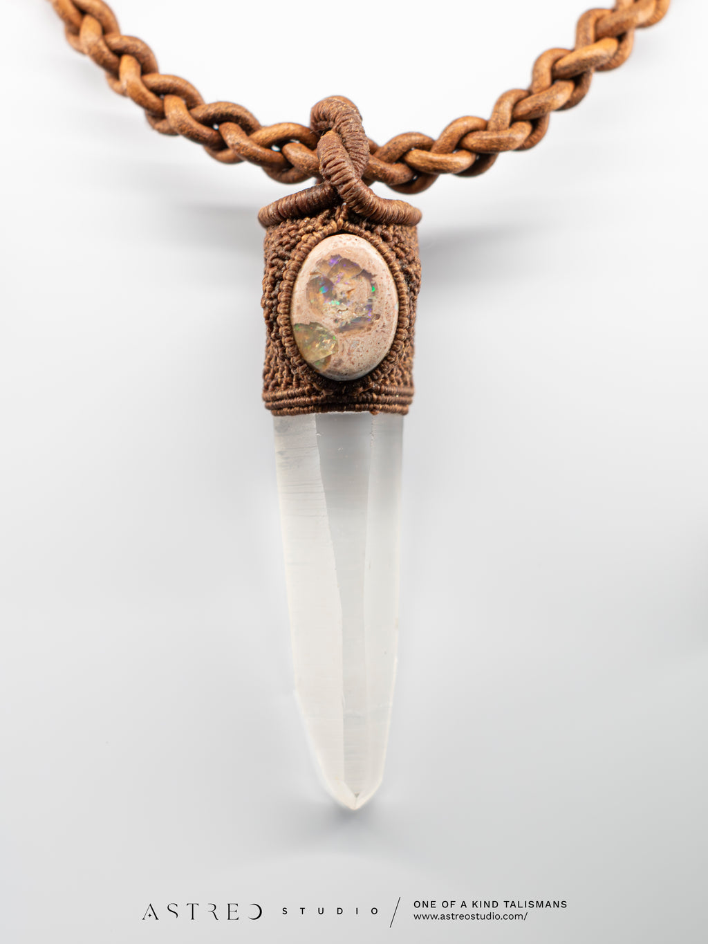 Collar Macrame y Cuero con Cuarzo Lemuriano y Ópalo de Fuego