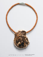 Leren ketting met fossiel hout, Xylofoonslag - Medaillon XL