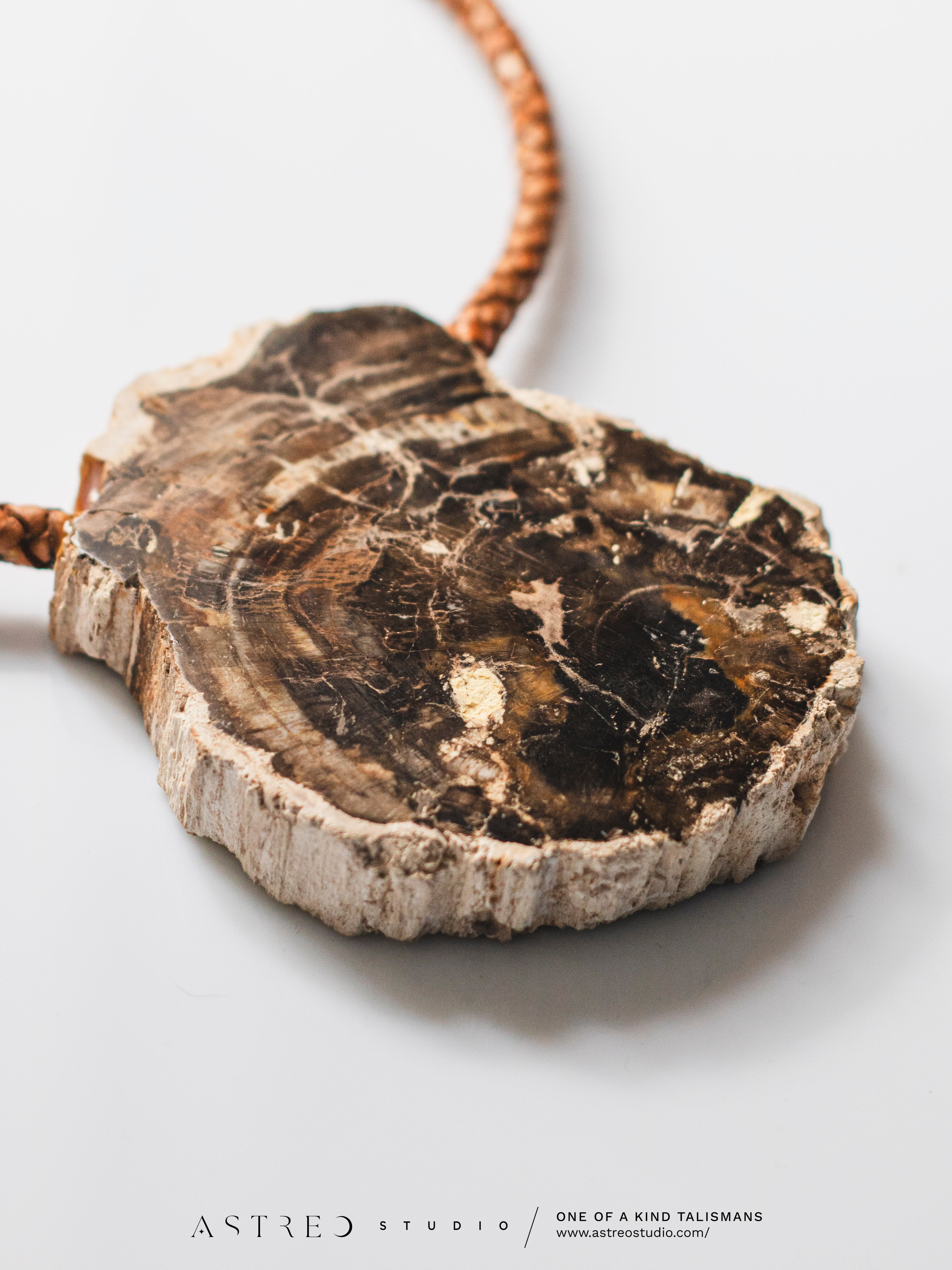 Leren ketting met fossiel hout, Xylofoonslag - Medaillon XL