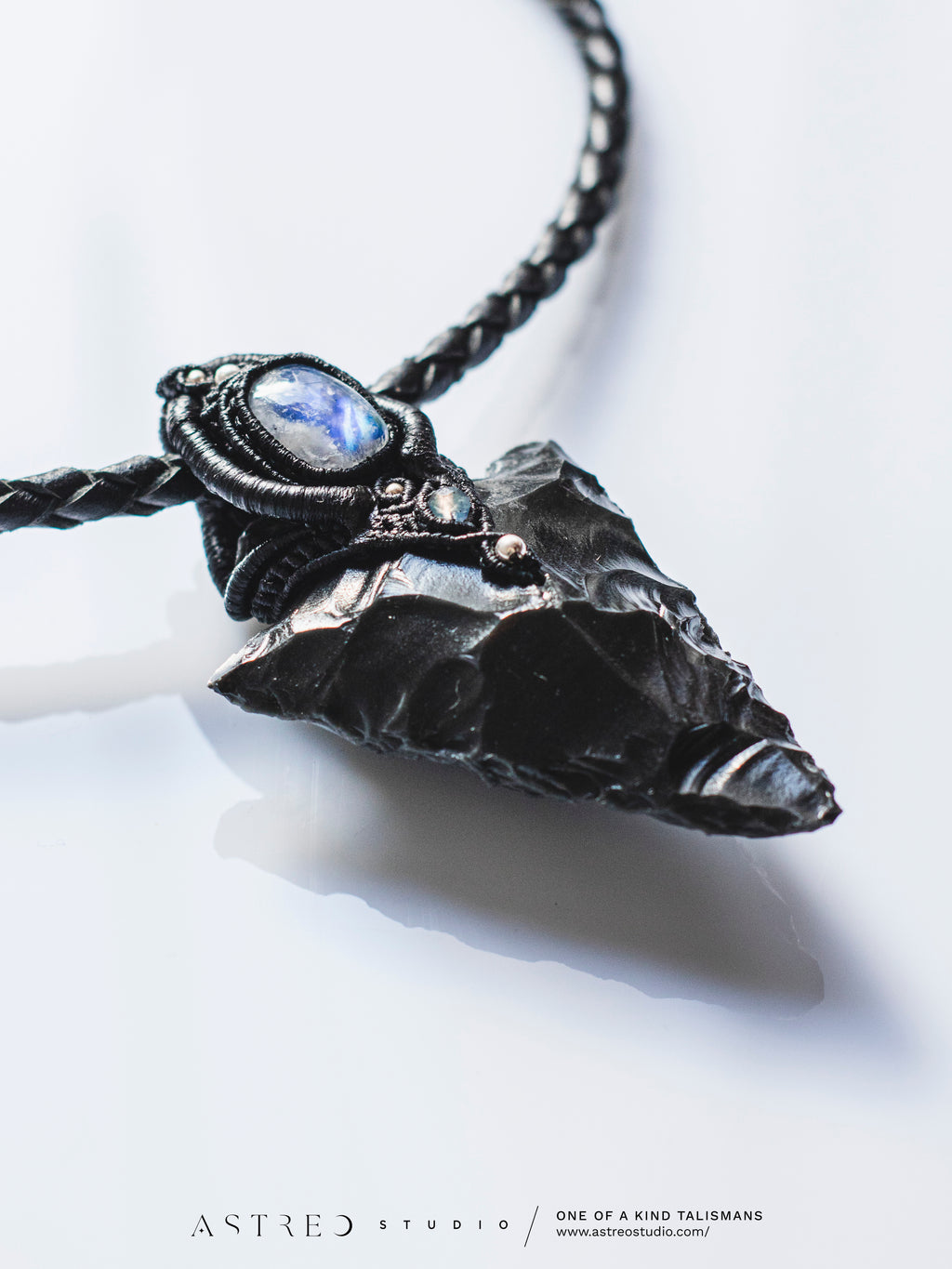 Leren halsketting met obsidiaan en labradoriet speerpunt