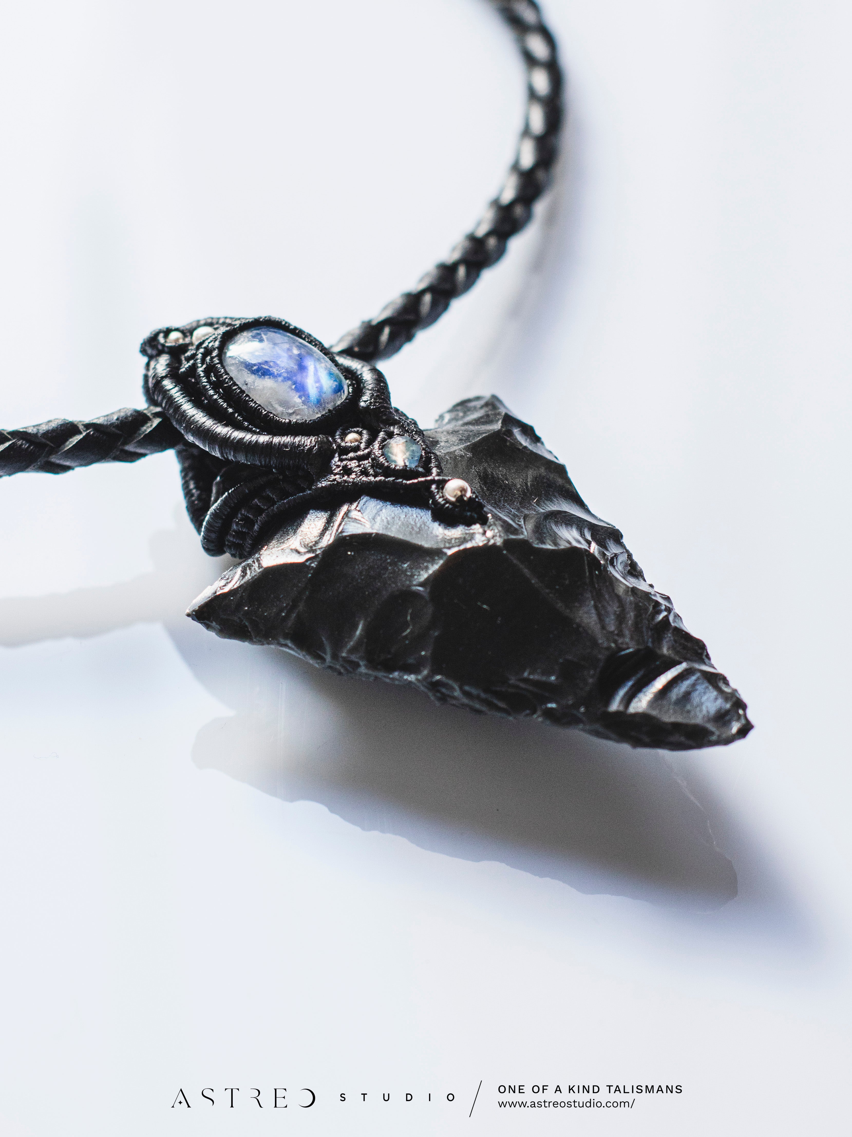 Leren halsketting met obsidiaan en labradoriet speerpunt