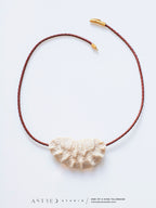 Leren ketting met fossiel koraal