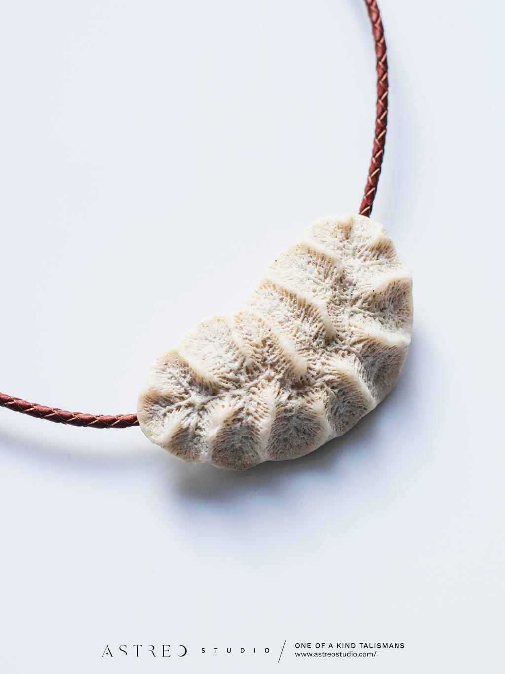 Leren ketting met fossiel koraal
