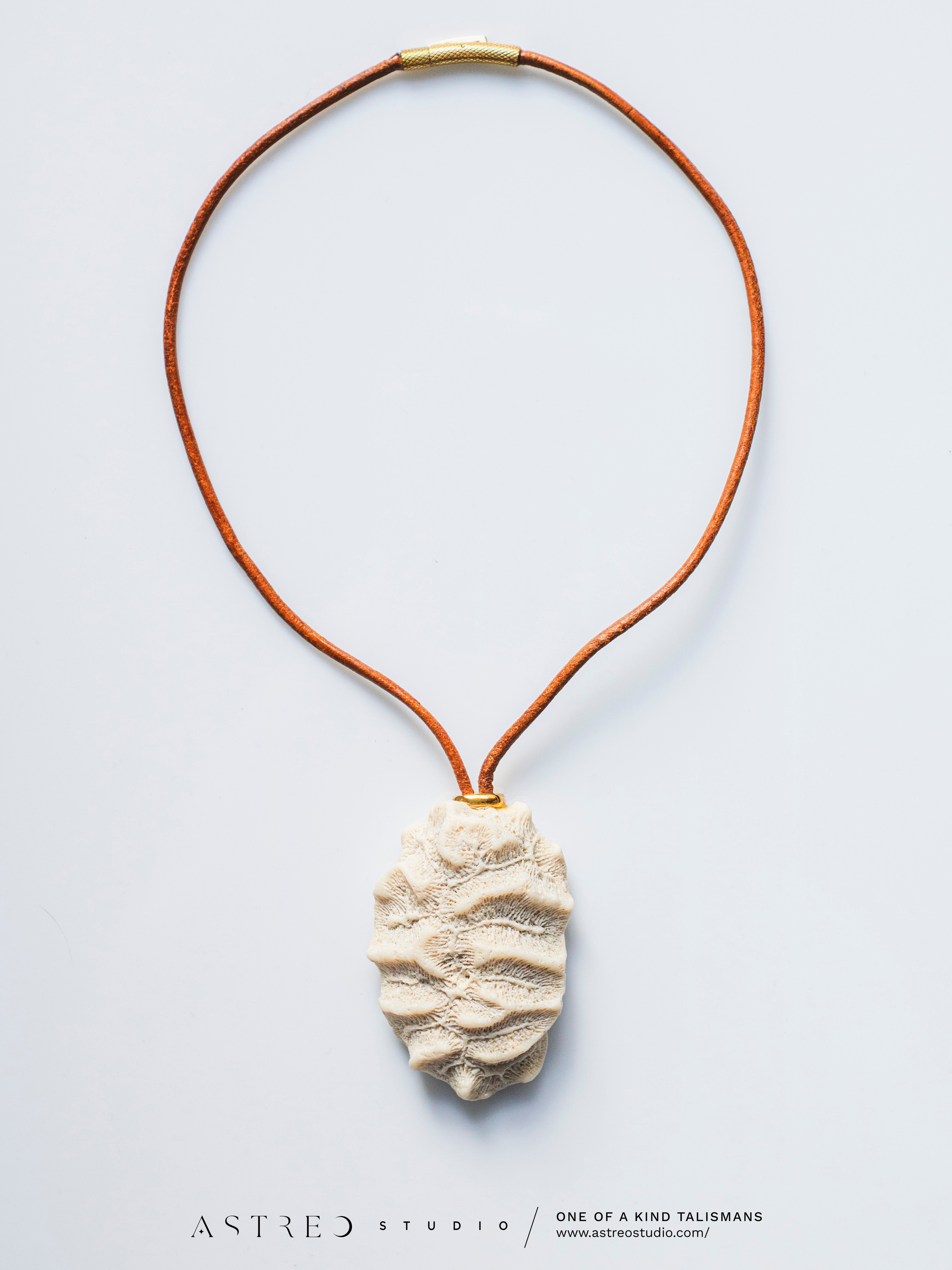 Collar Cuero con Coral Fosil L