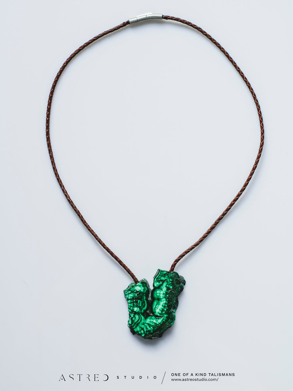Leren halsband met ruwe malachietformatie