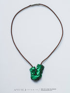 Leren halsband met ruwe malachietformatie