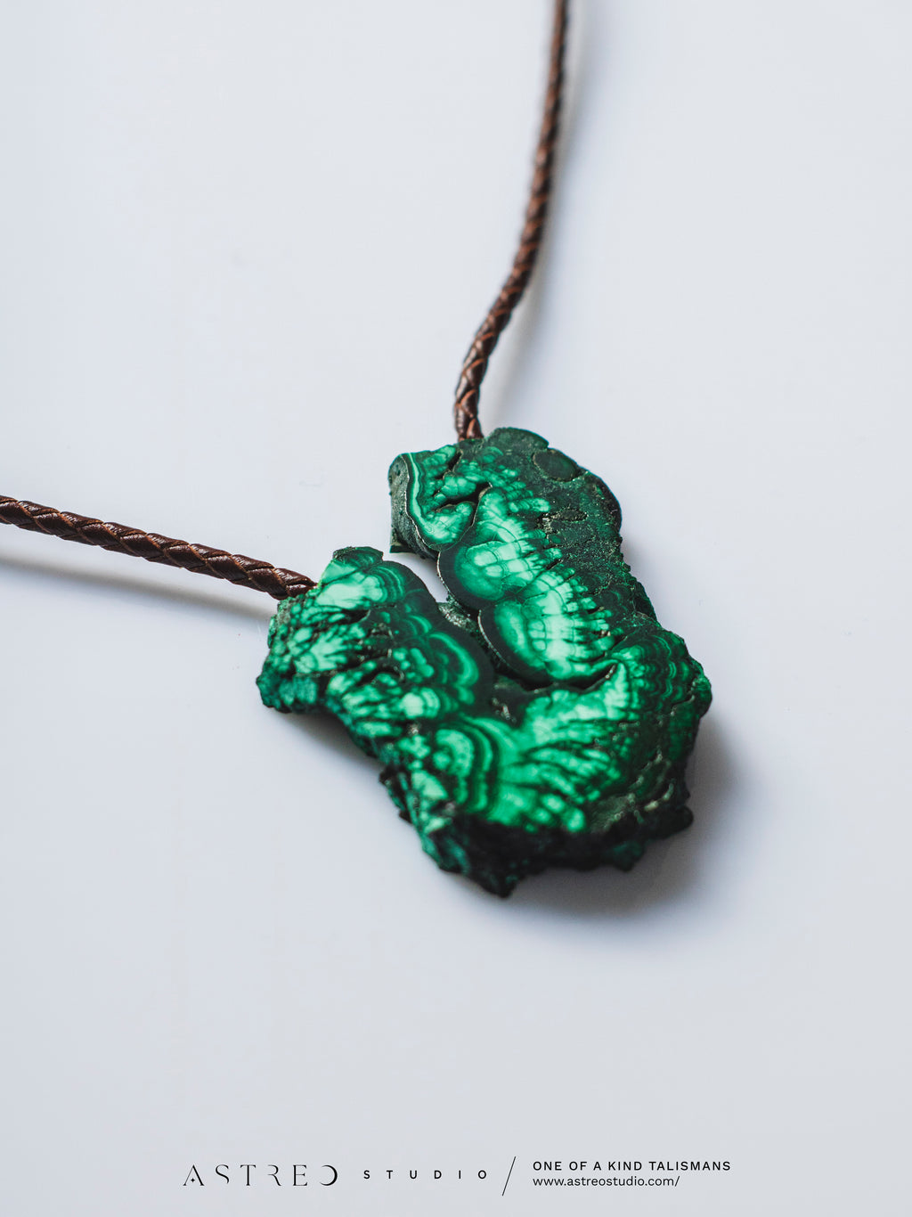 Leren halsband met ruwe malachietformatie