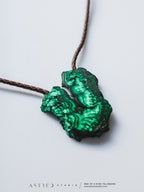 Leren halsband met ruwe malachietformatie