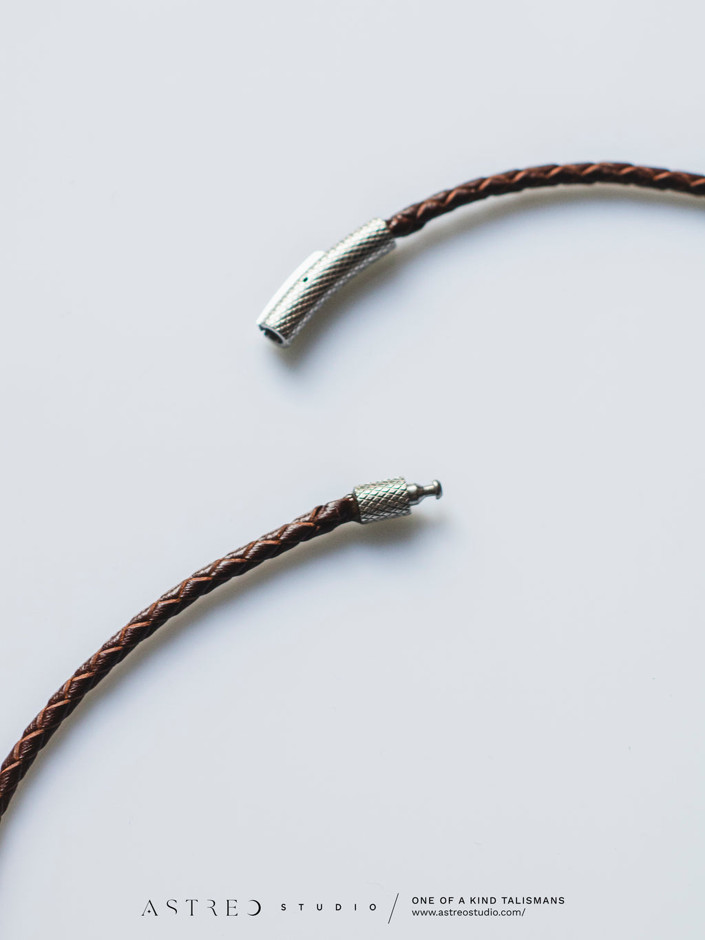 Leren halsband met ruwe malachietformatie