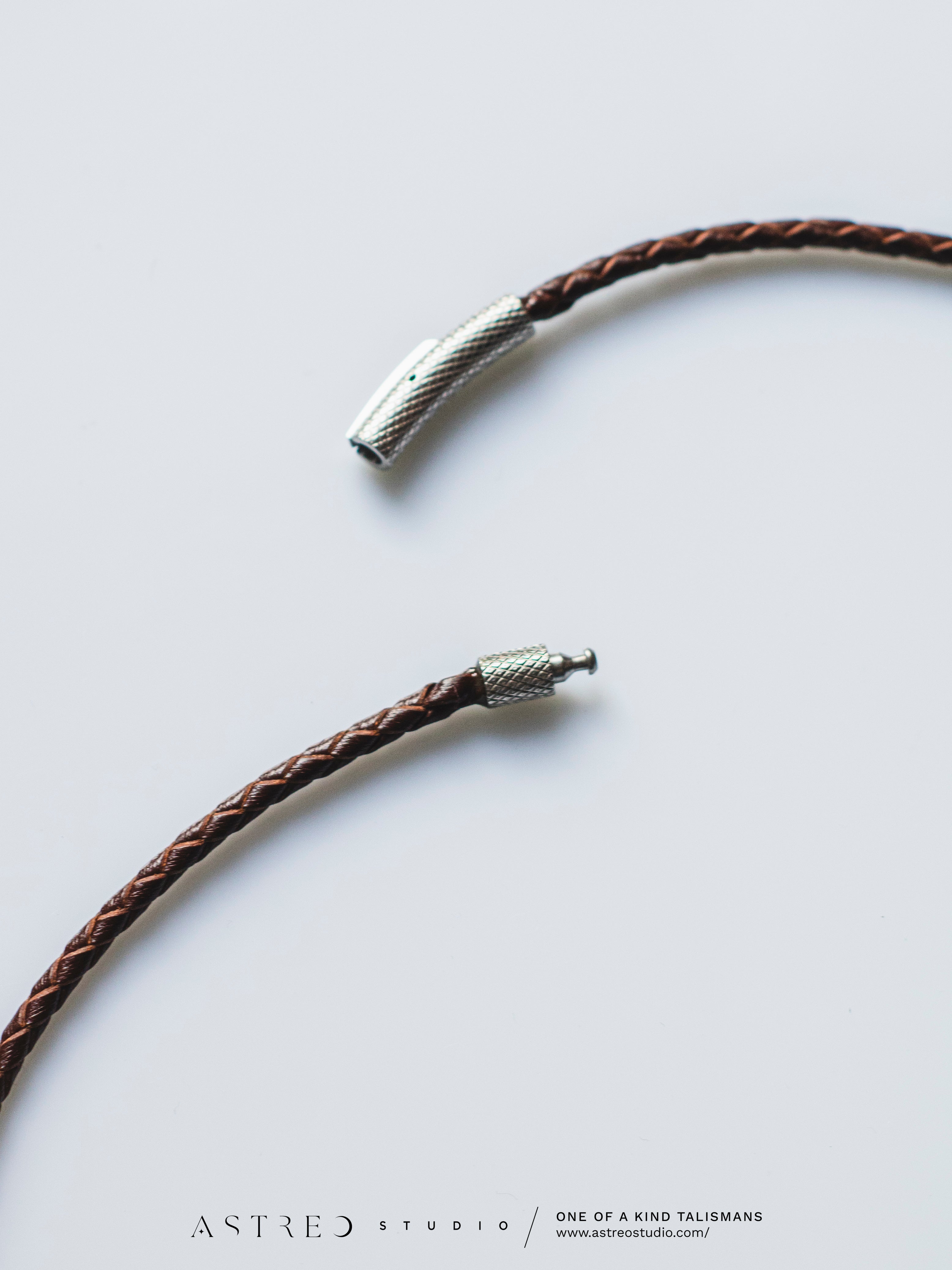 Leren halsband met ruwe malachietformatie