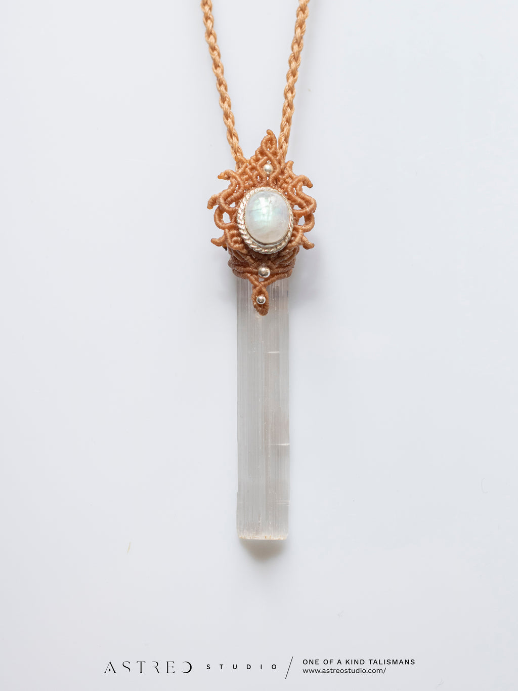 Macramé ketting met seleniet en maansteen. 
