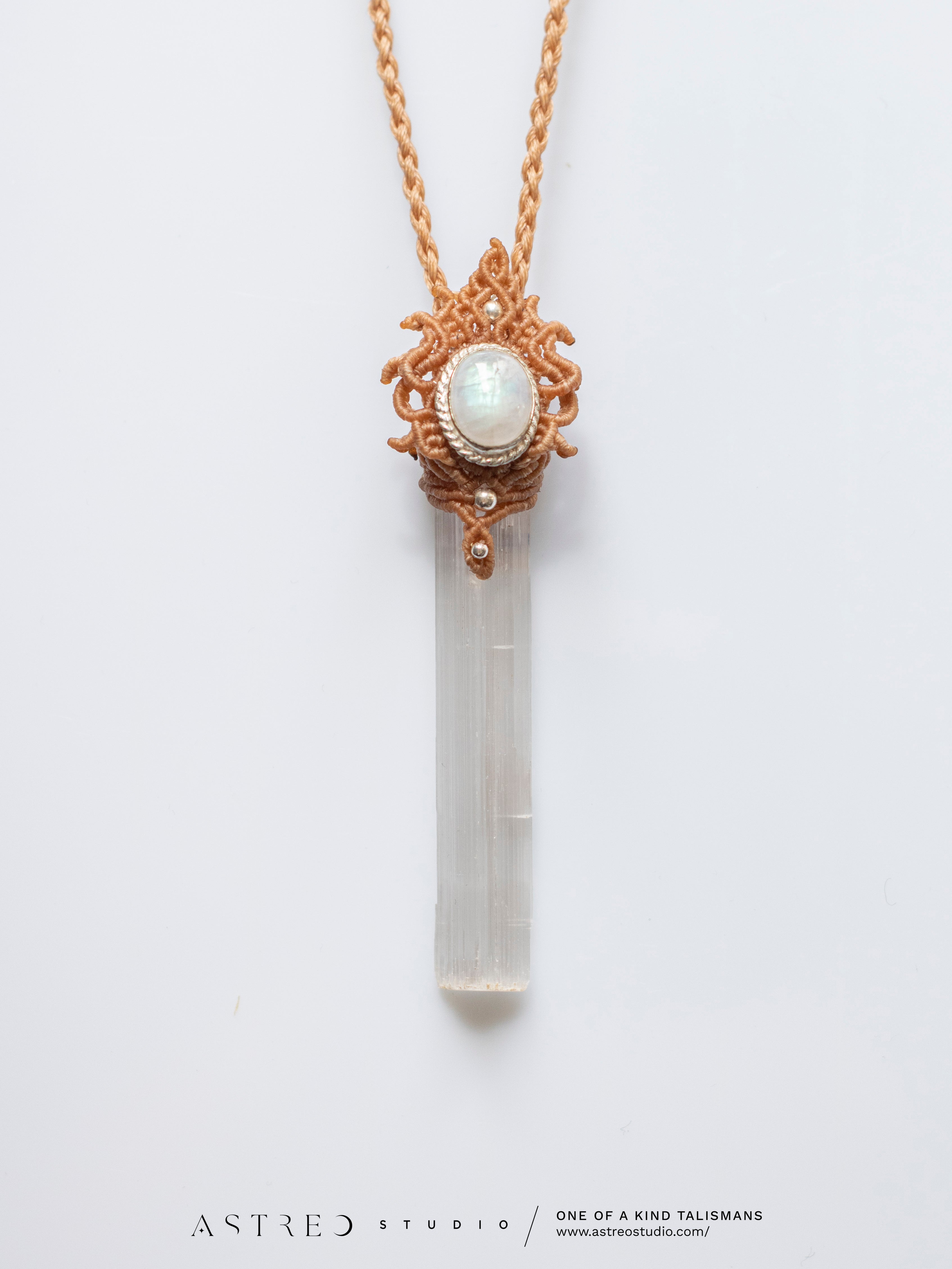 Macramé ketting met seleniet en maansteen. 
