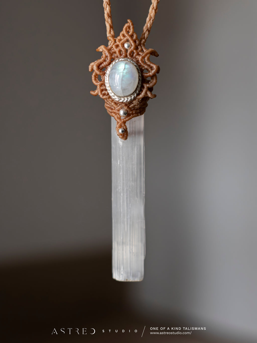 Macramé ketting met seleniet en maansteen. 