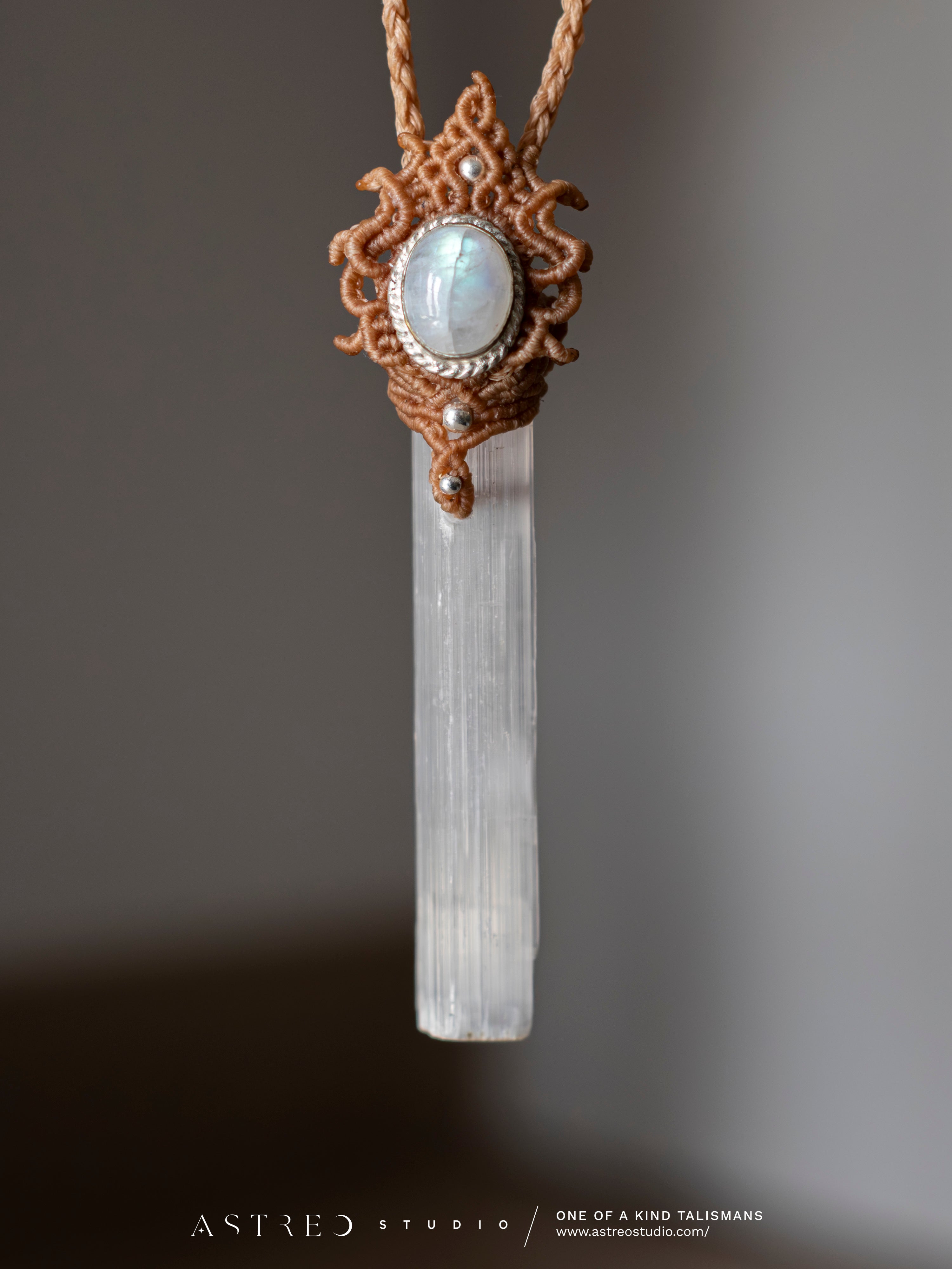 Macramé ketting met seleniet en maansteen. 