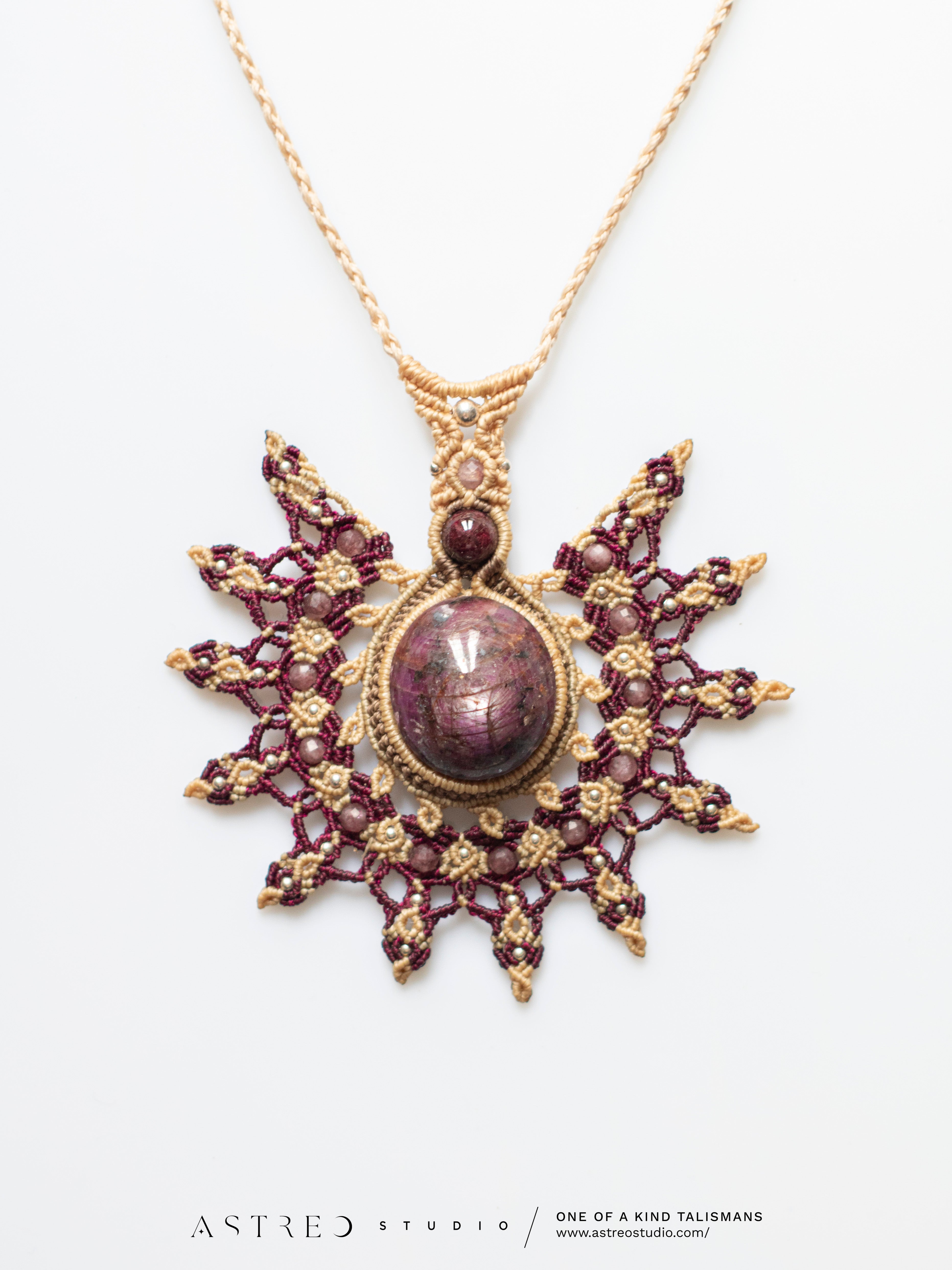 Collar Macrame Mandala con Rubi y Lepidolitas