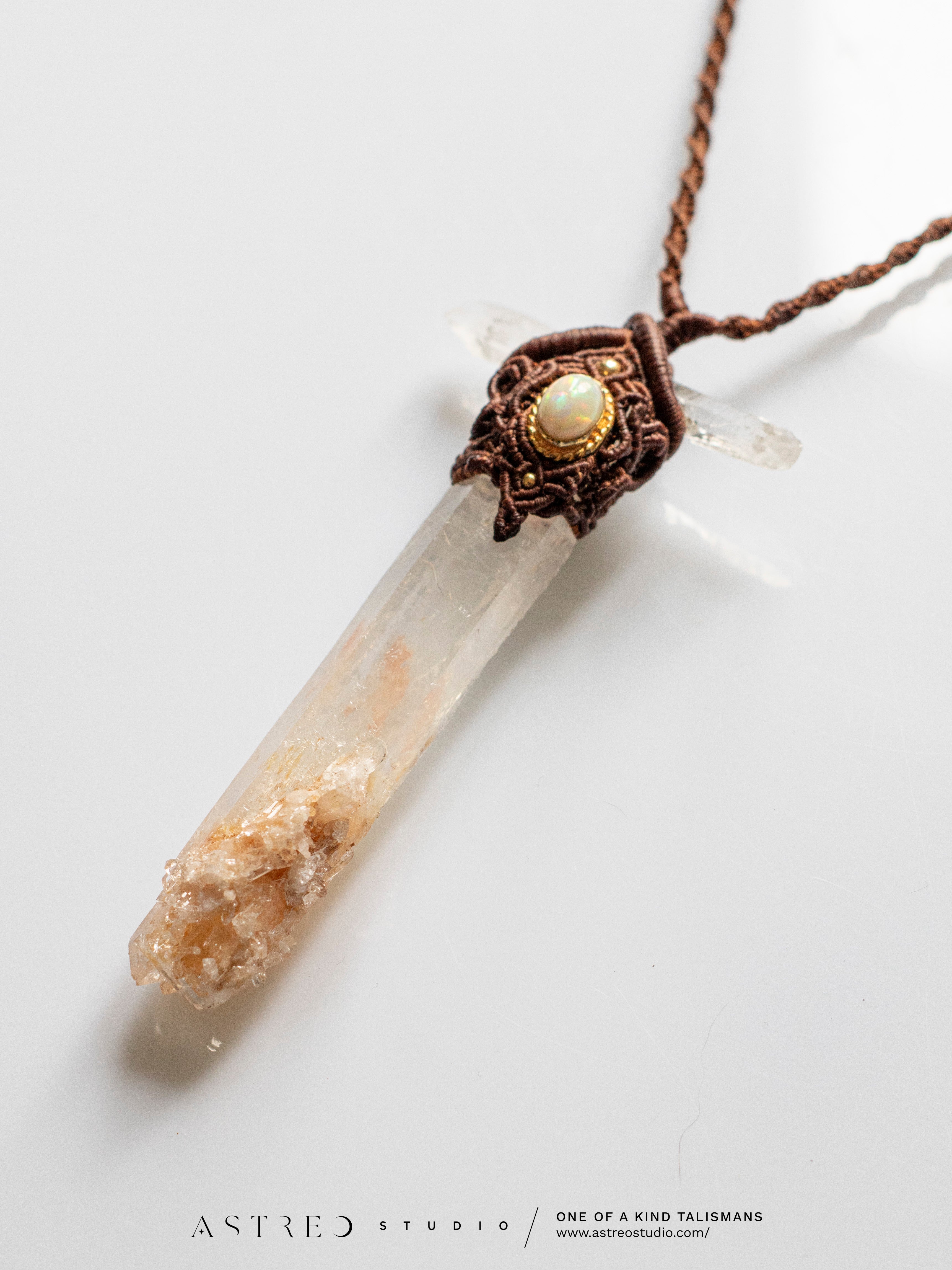 Collar Macrame Espada Cuarzo Lemuriano Golden Healer y Opalo Etiope