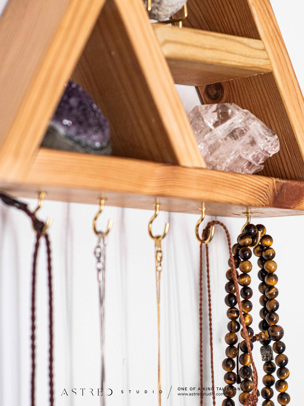Estantería Altar Triangular para Minerales y Joyas: "Lunae"