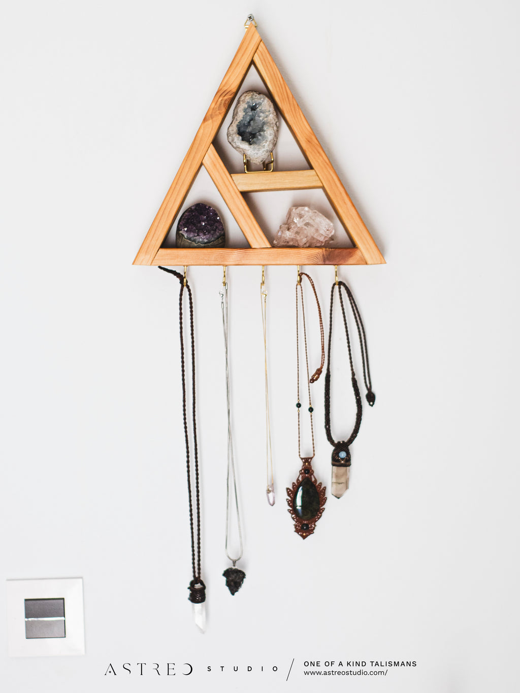 Estantería Altar Triangular para Minerales y Joyas: "Lunae"