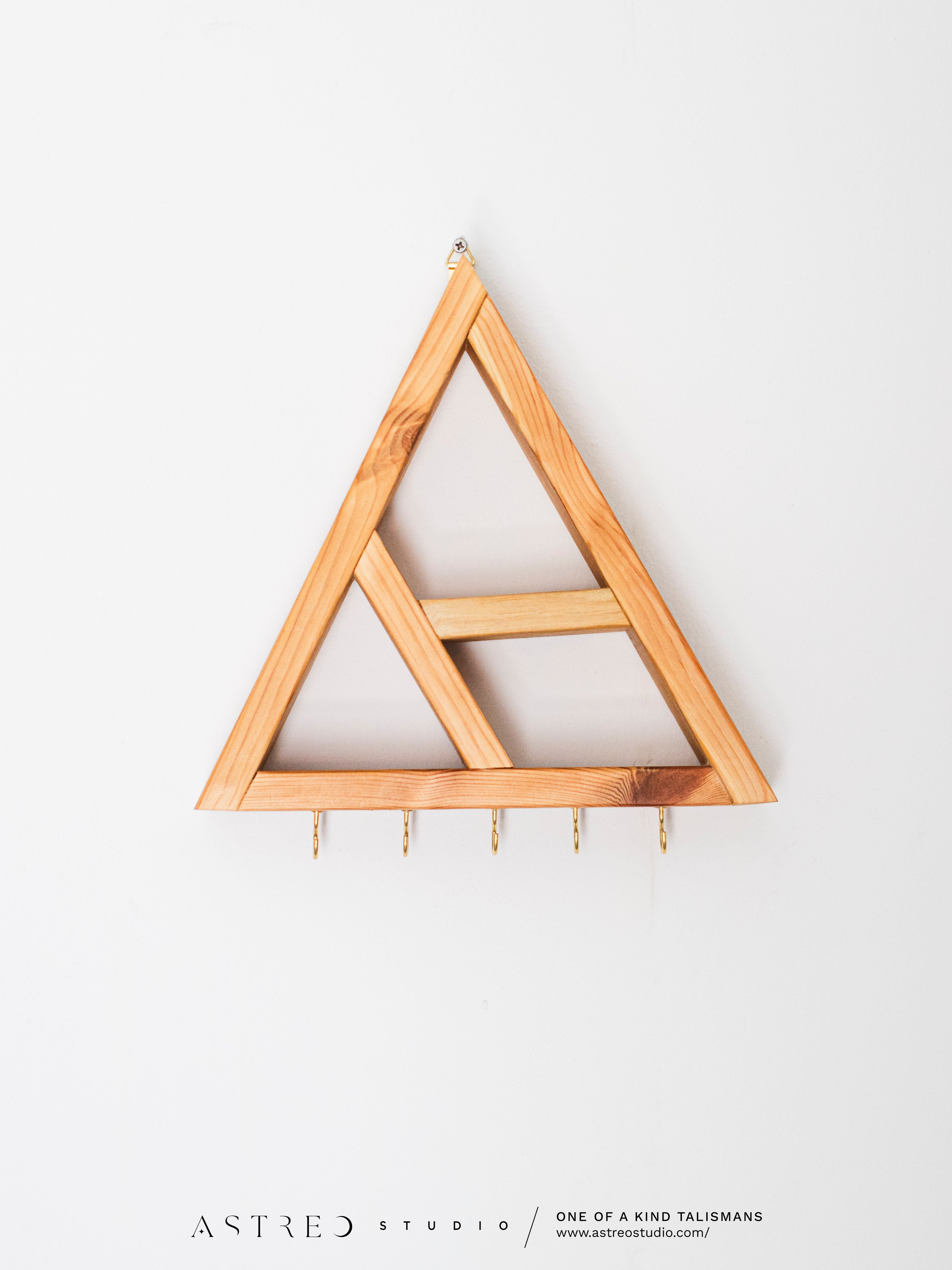 Estantería Altar Triangular para Minerales y Joyas: "Lunae"