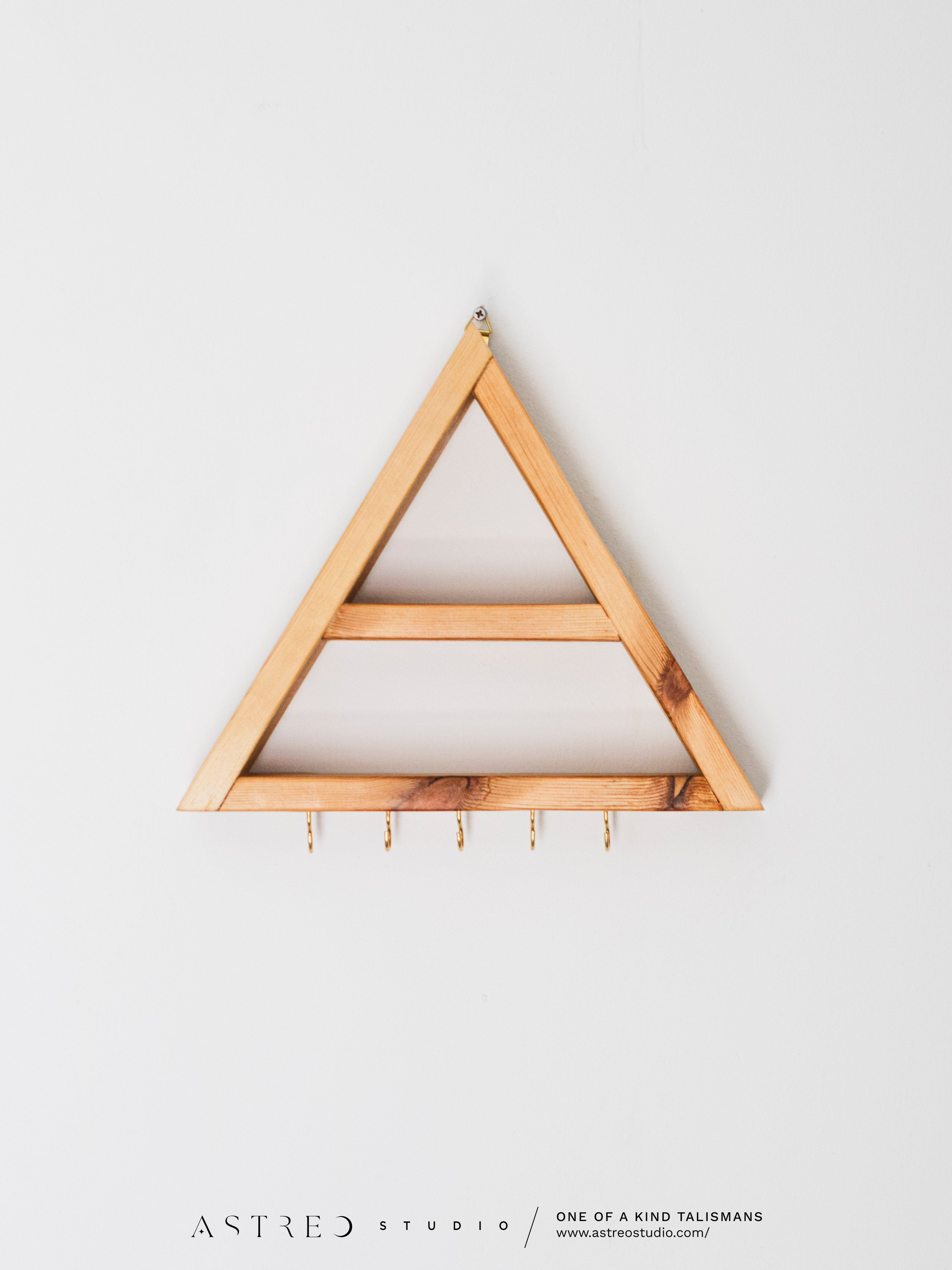 Estantería Altar Triangular para Minerales y Joyas: "Airis"