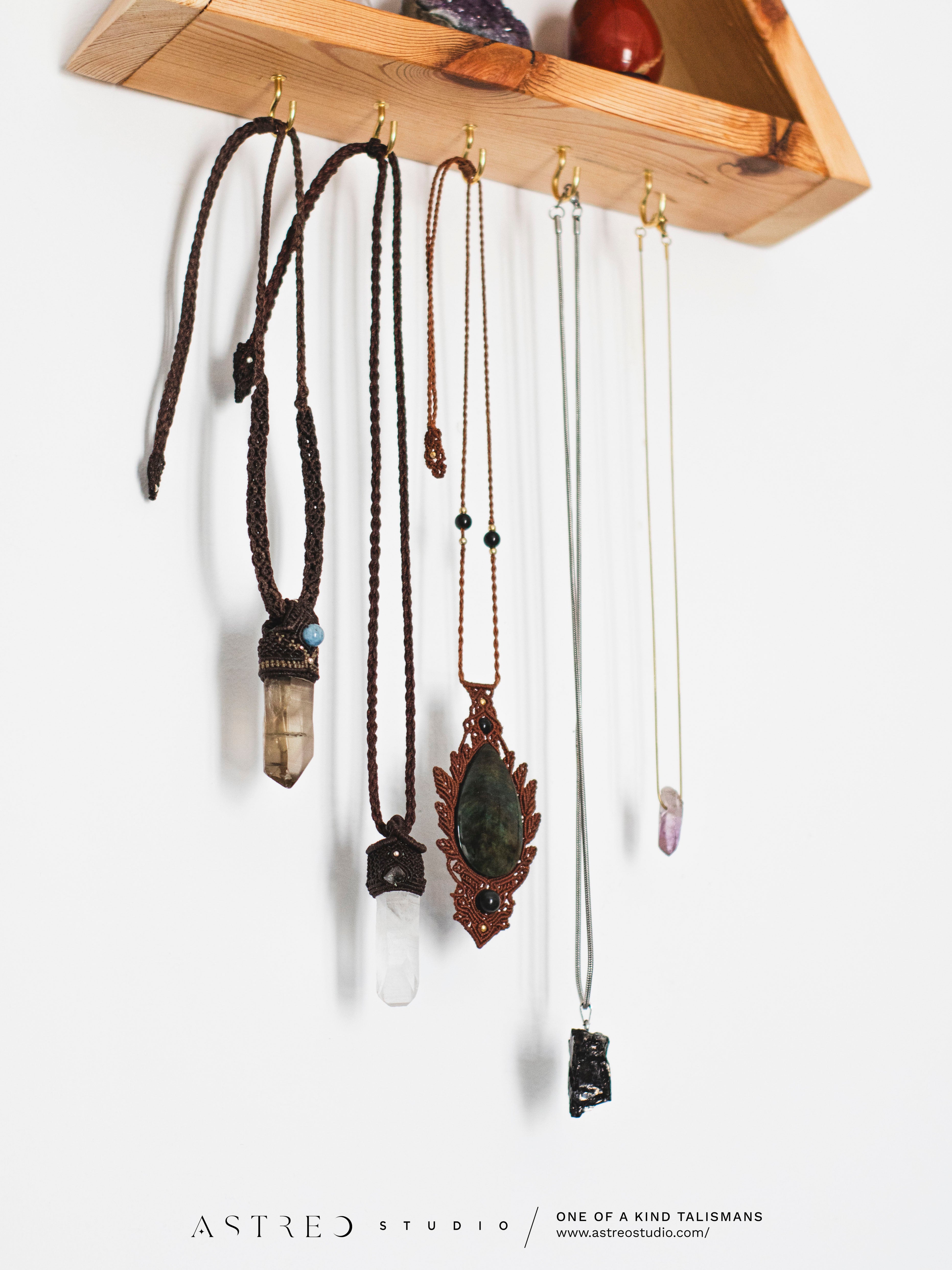 Estantería Altar Triangular para Minerales y Joyas: "Airis"