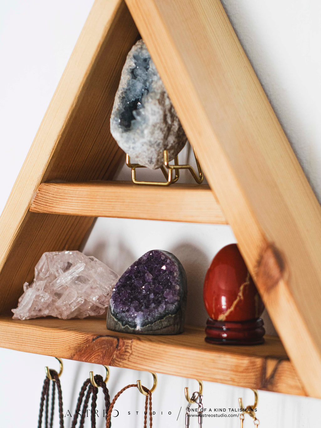 Estantería Altar Triangular para Minerales y Joyas: "Airis"