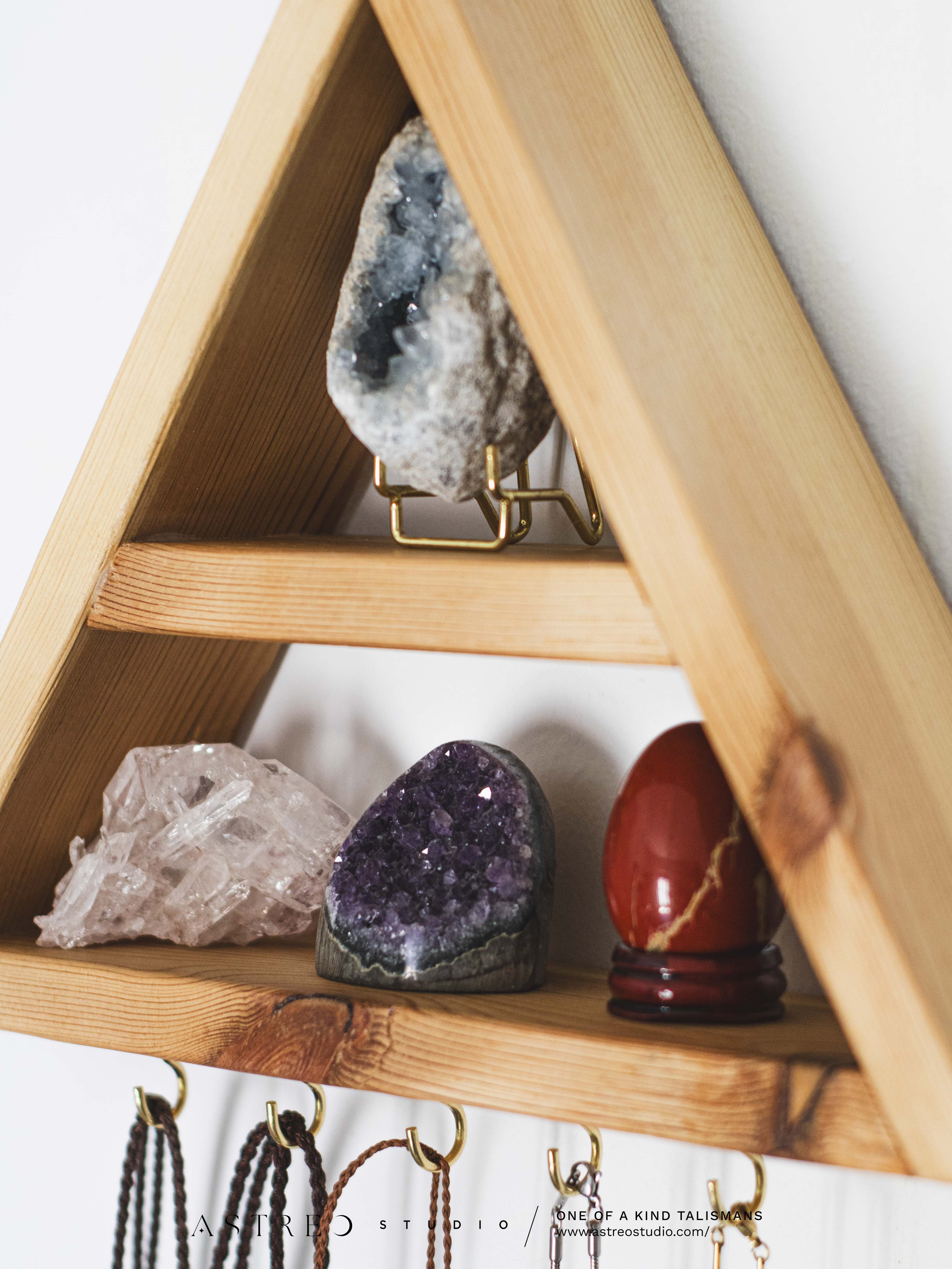 Estantería Altar Triangular para Minerales y Joyas: "Airis"