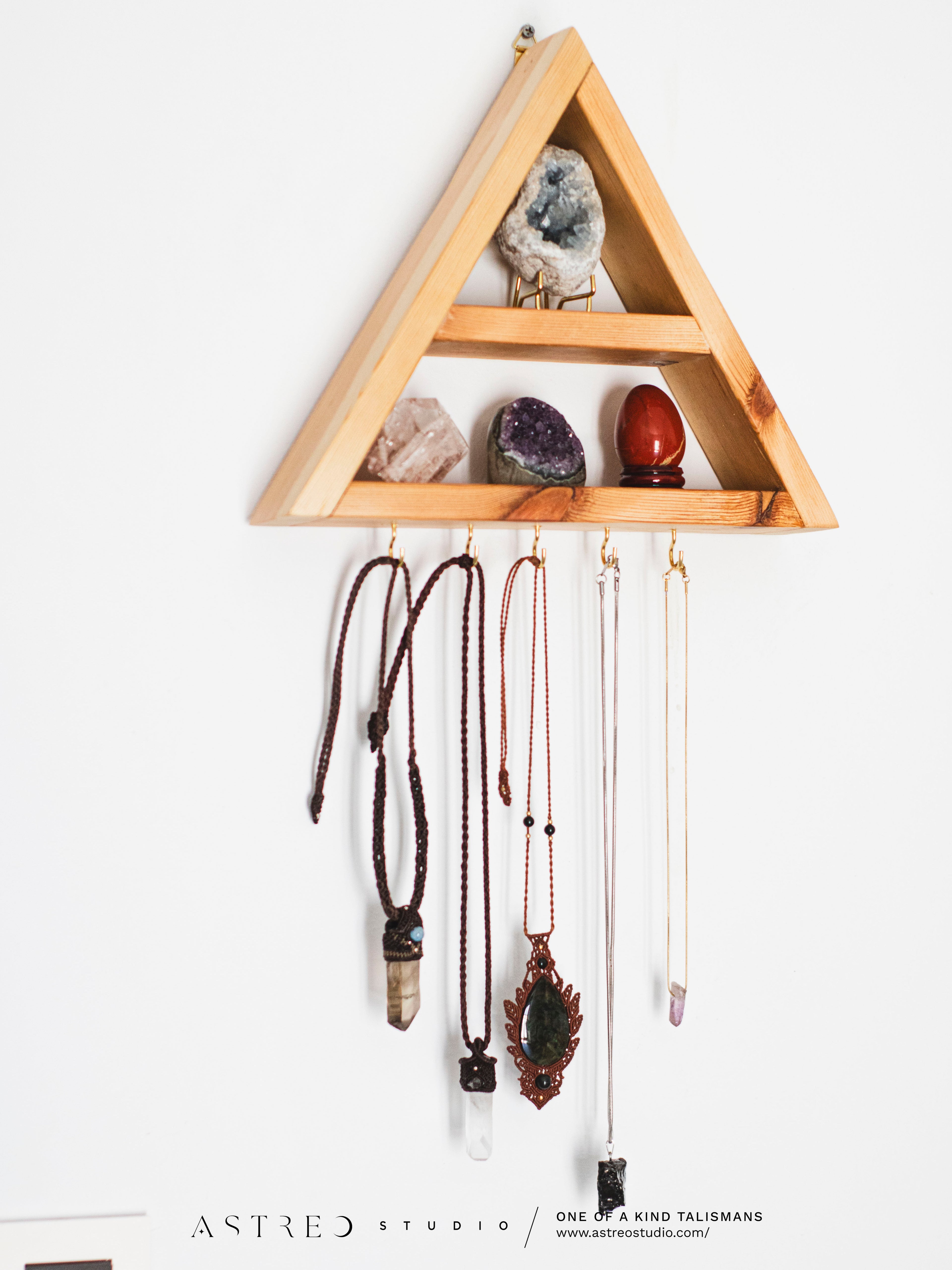 Estantería Altar Triangular para Minerales y Joyas: "Airis"