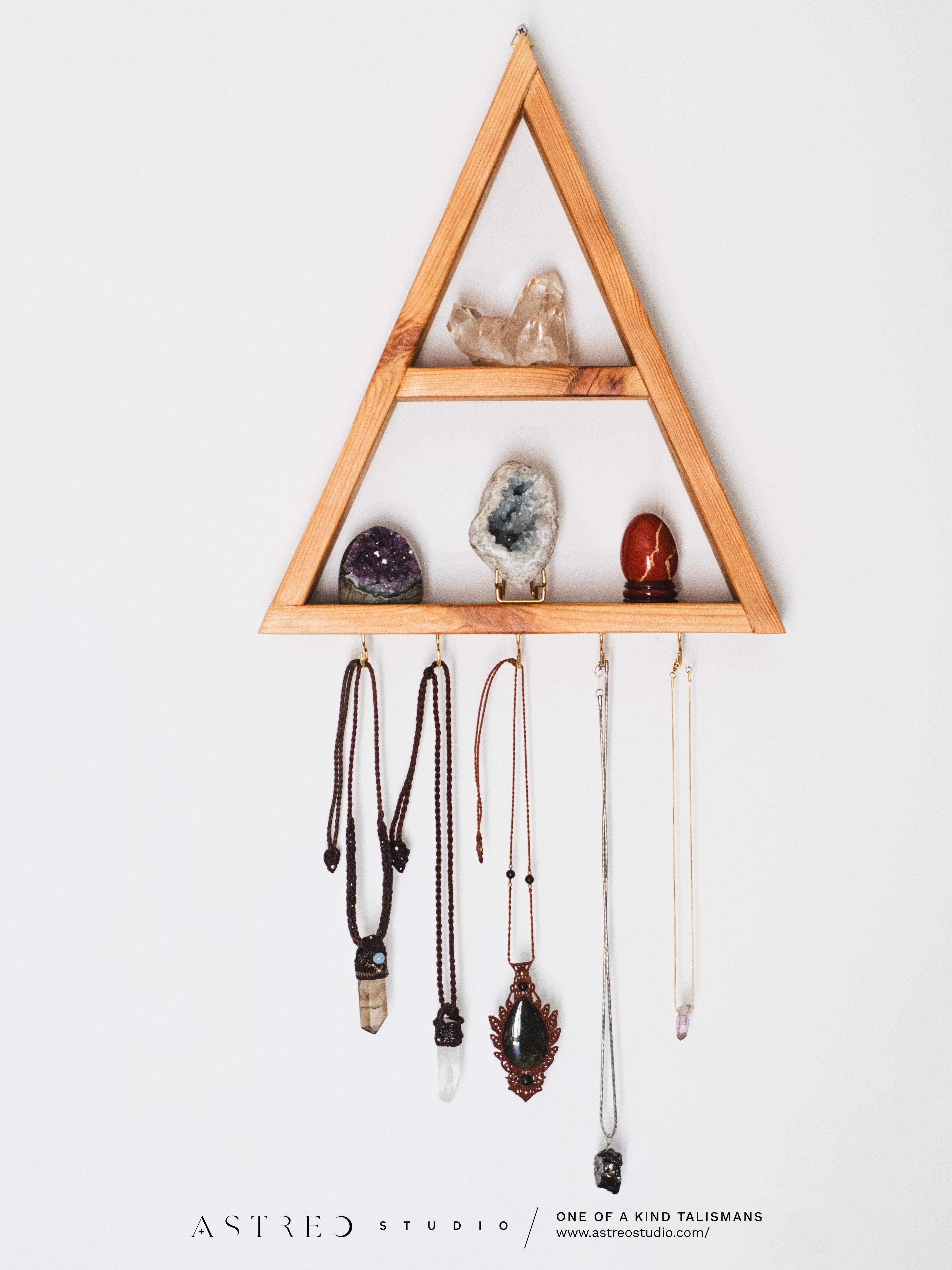 Estantería Altar Triangular para Minerales y Joyas: "Ventura"