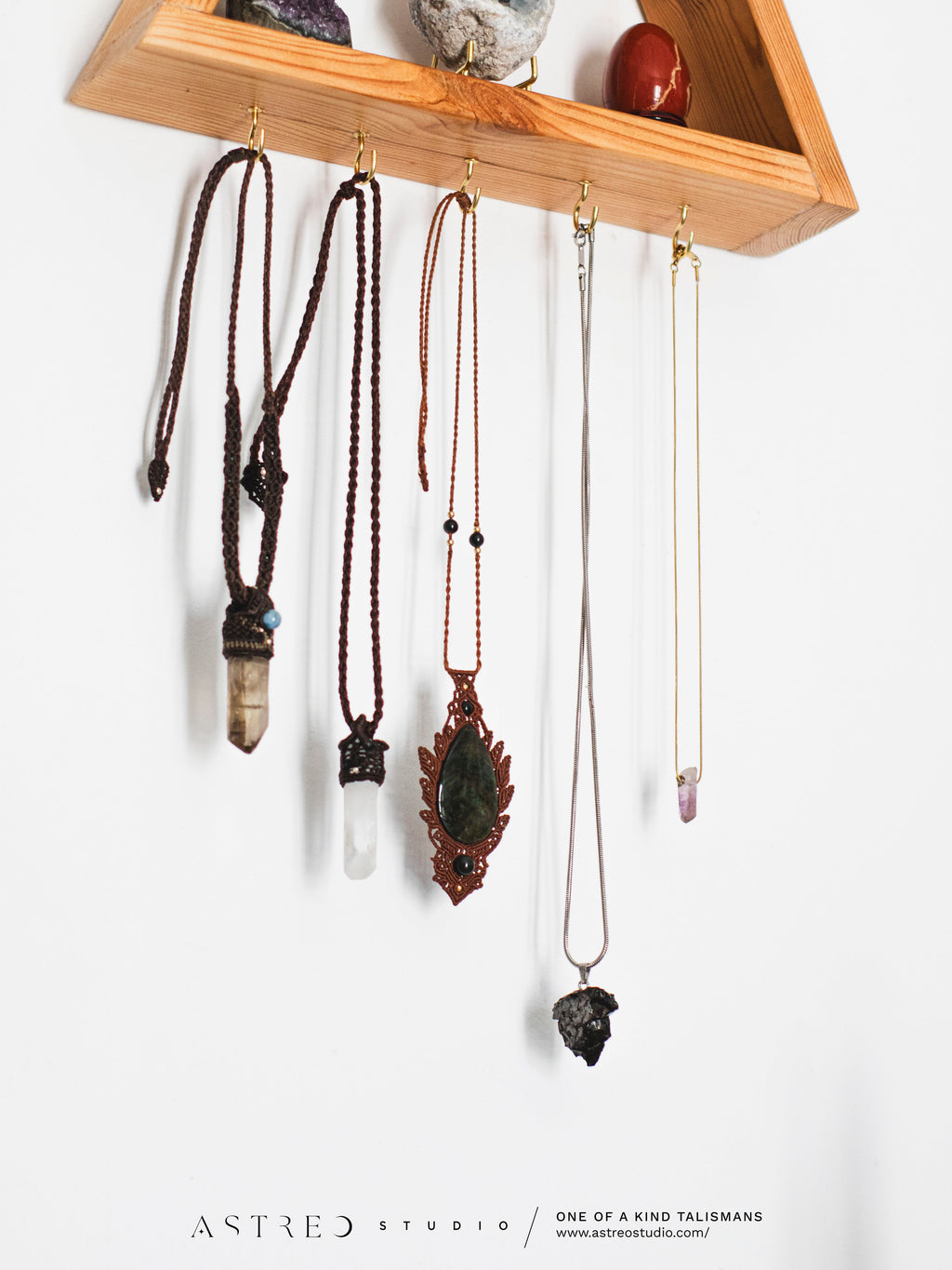 Estantería Altar Triangular para Minerales y Joyas: "Ventura"