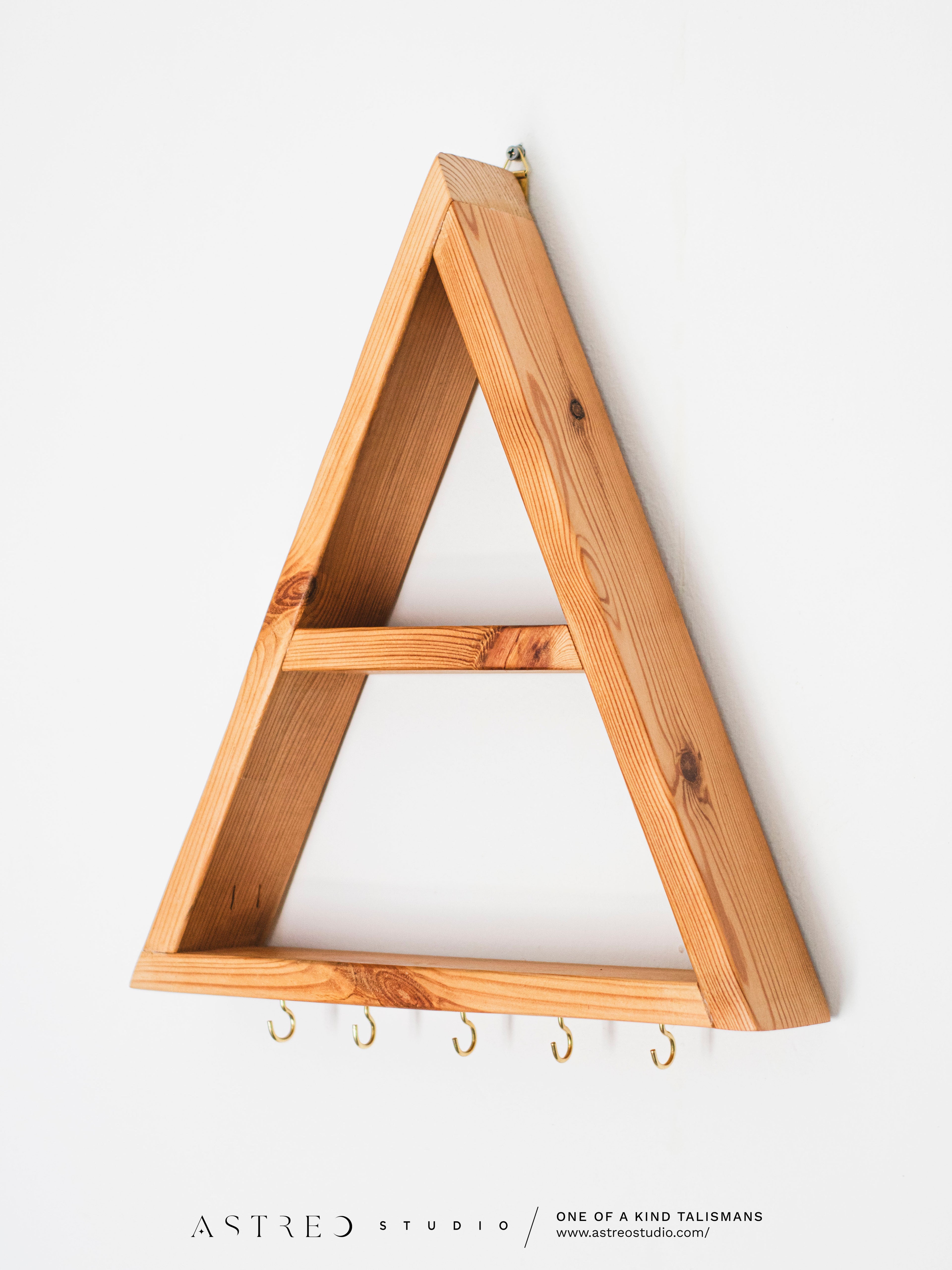 Estantería Altar Triangular para Minerales y Joyas: "Ventura"