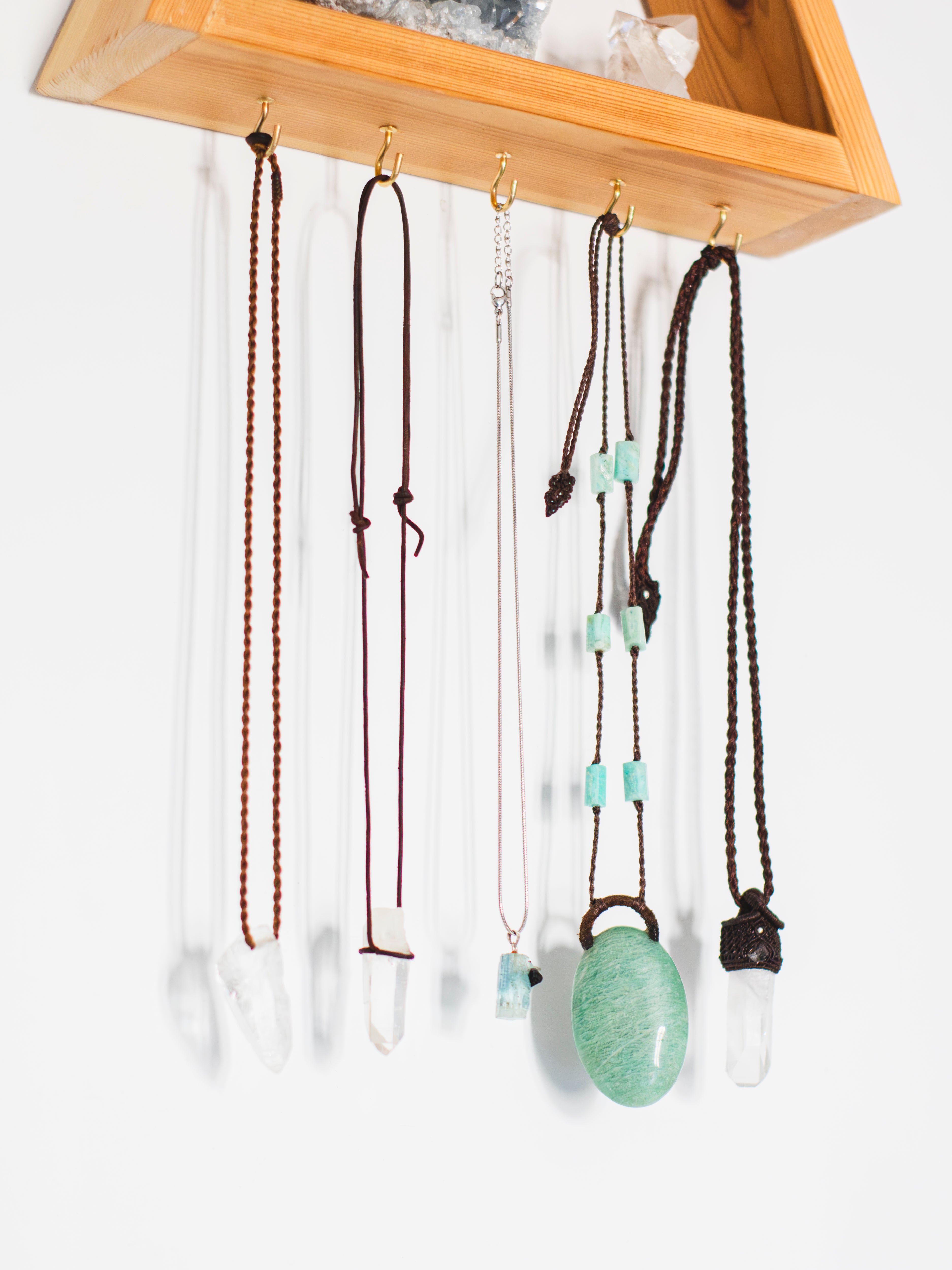Estantería Altar Triangular para Minerales y Joyas: "Hilltop"