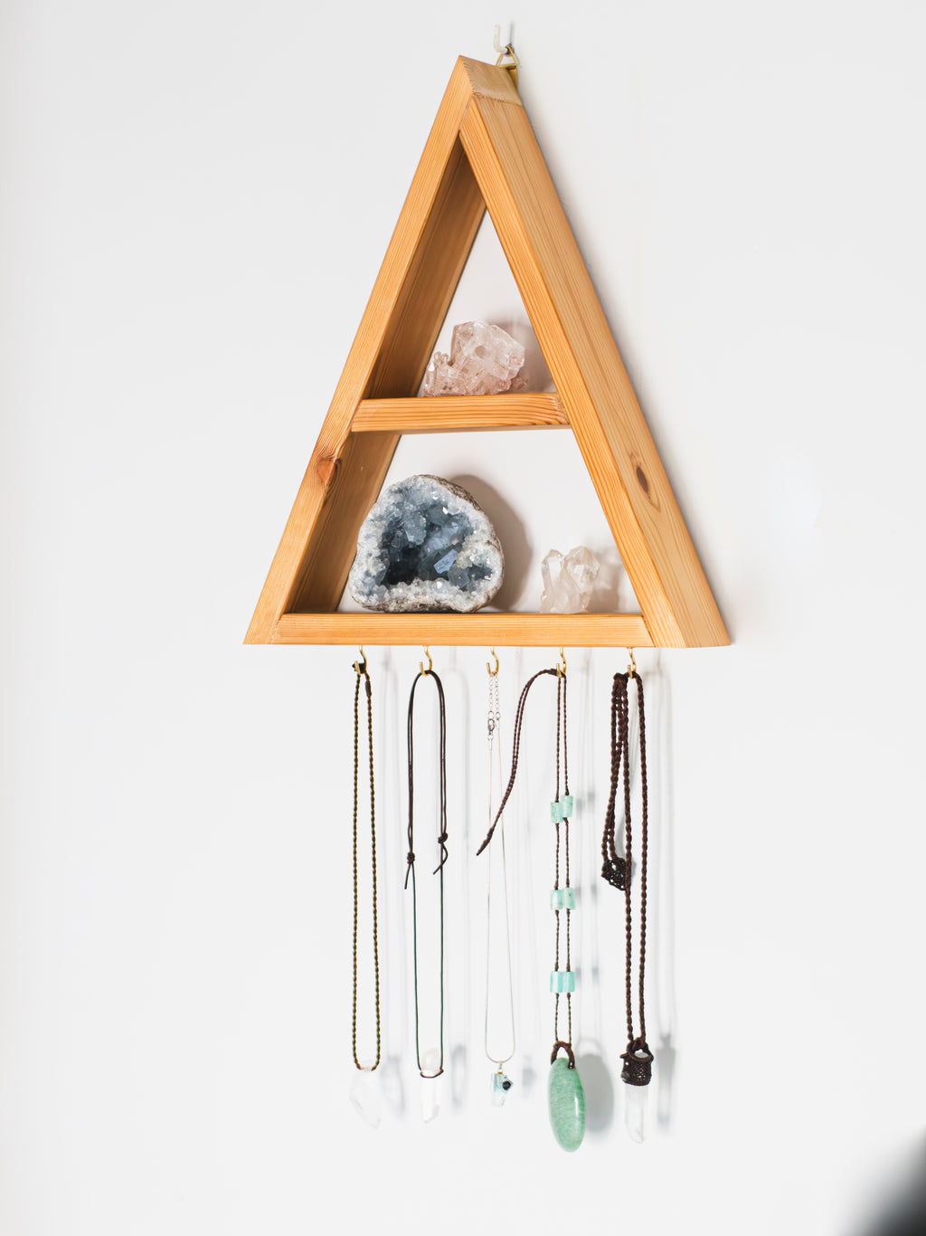 Estantería Altar Triangular para Minerales y Joyas: "Hilltop"