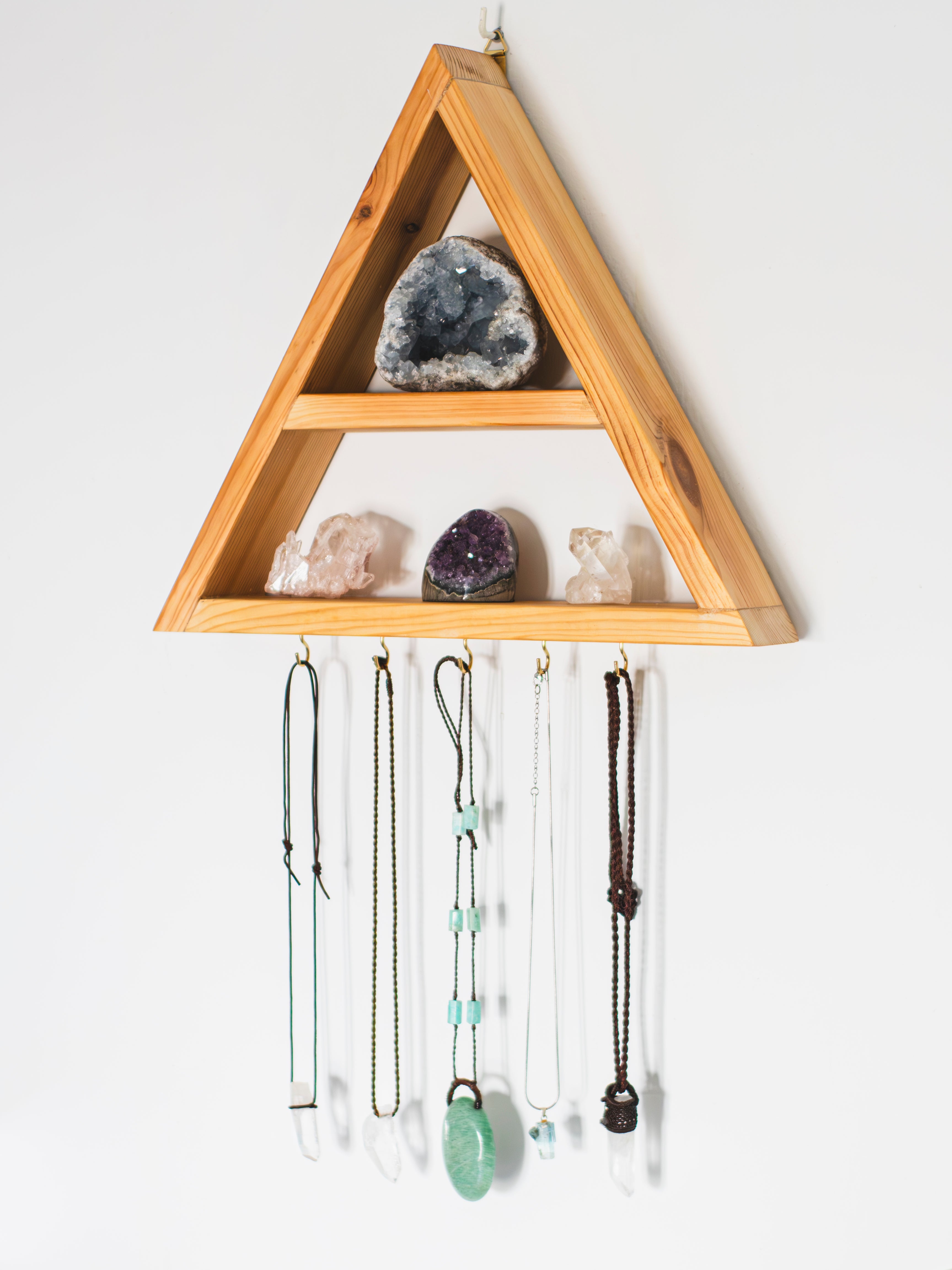 Estantería Altar Triangular para Minerales y Joyas: "Weese"