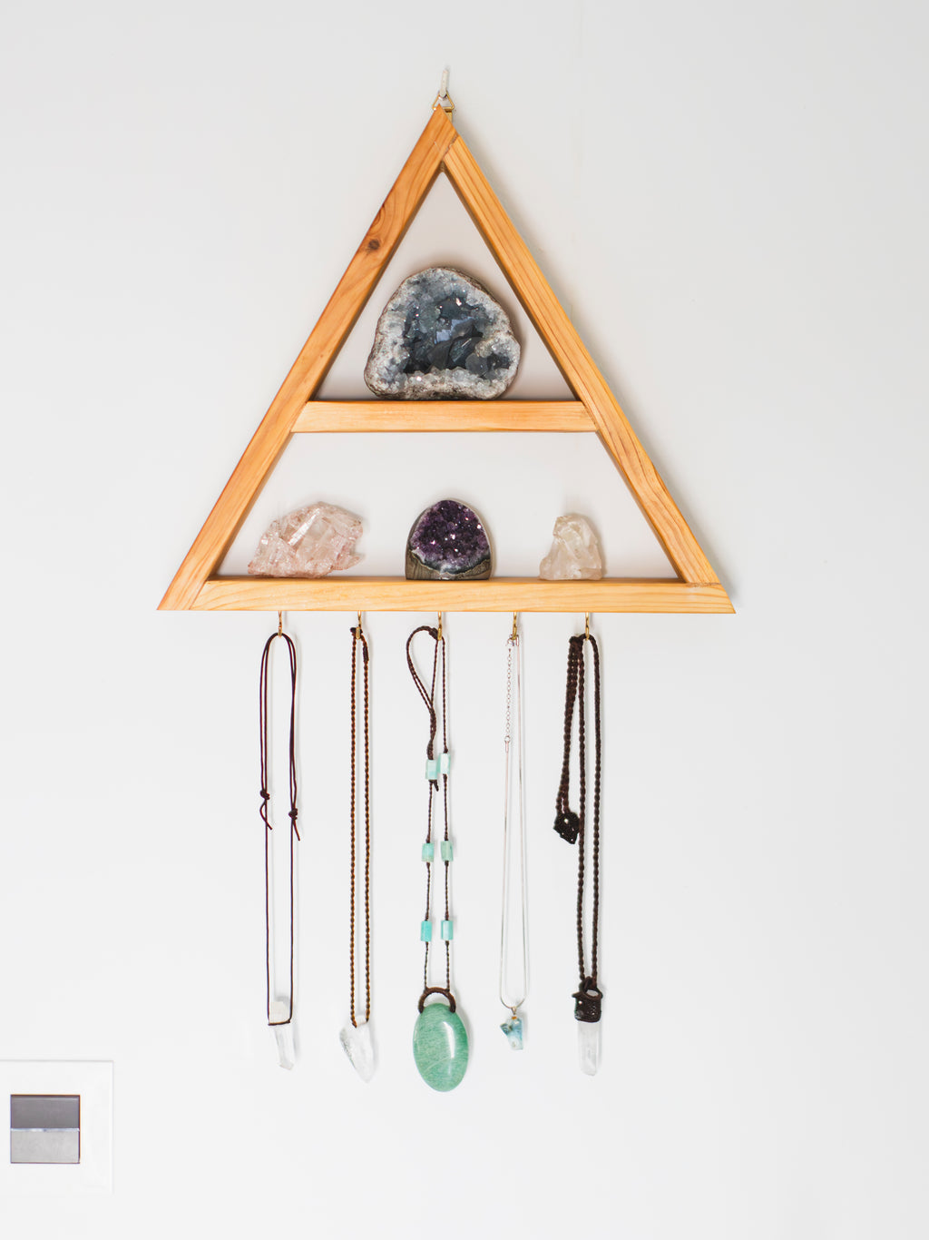 Estantería Altar Triangular para Minerales y Joyas: "Weese"