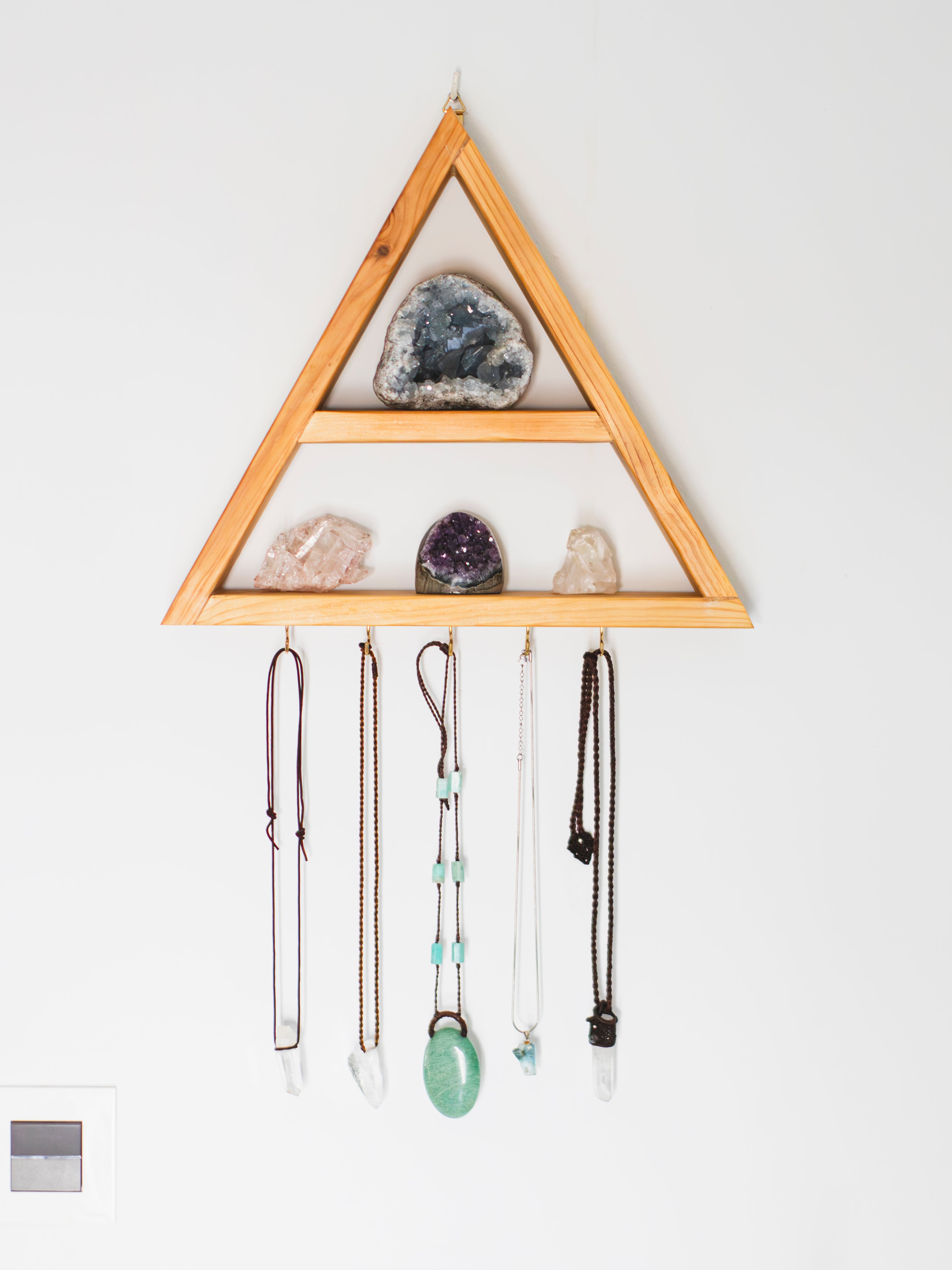 Estantería Altar Triangular para Minerales y Joyas: "Weese"