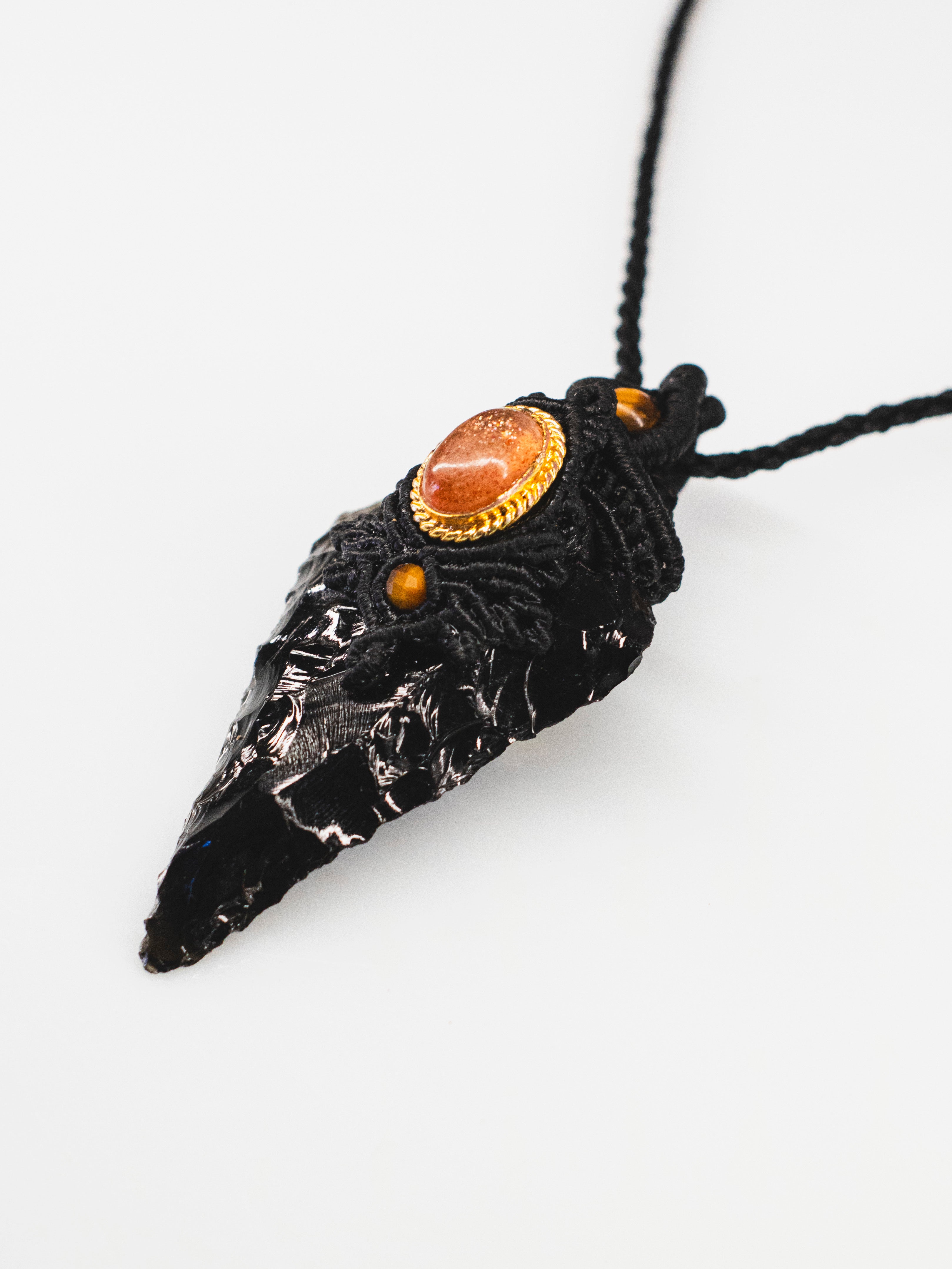 Collar Macrame Lanza de Obsidiana y Piedra Sol
