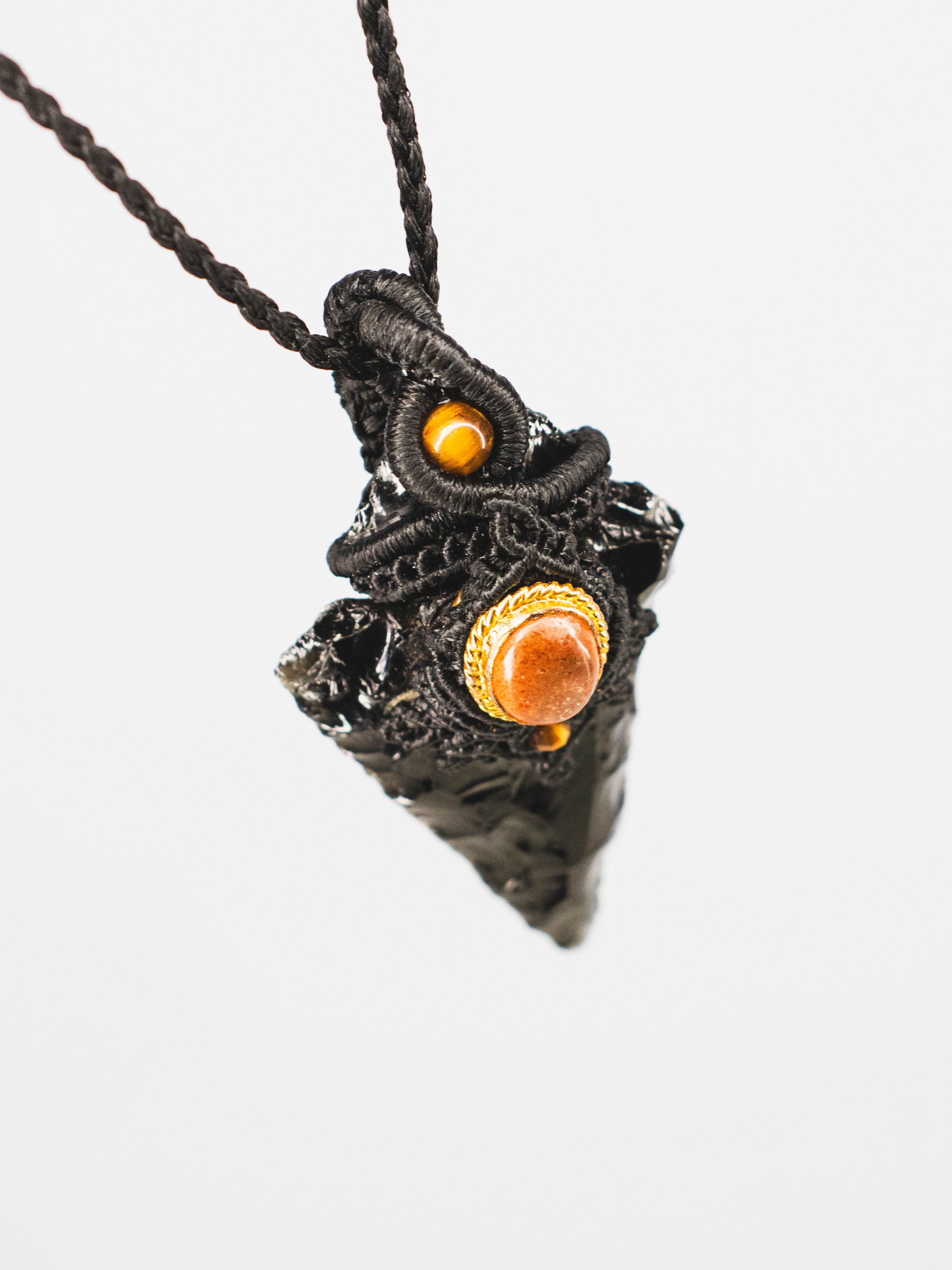 Collar Macrame Lanza de Obsidiana y Piedra Sol