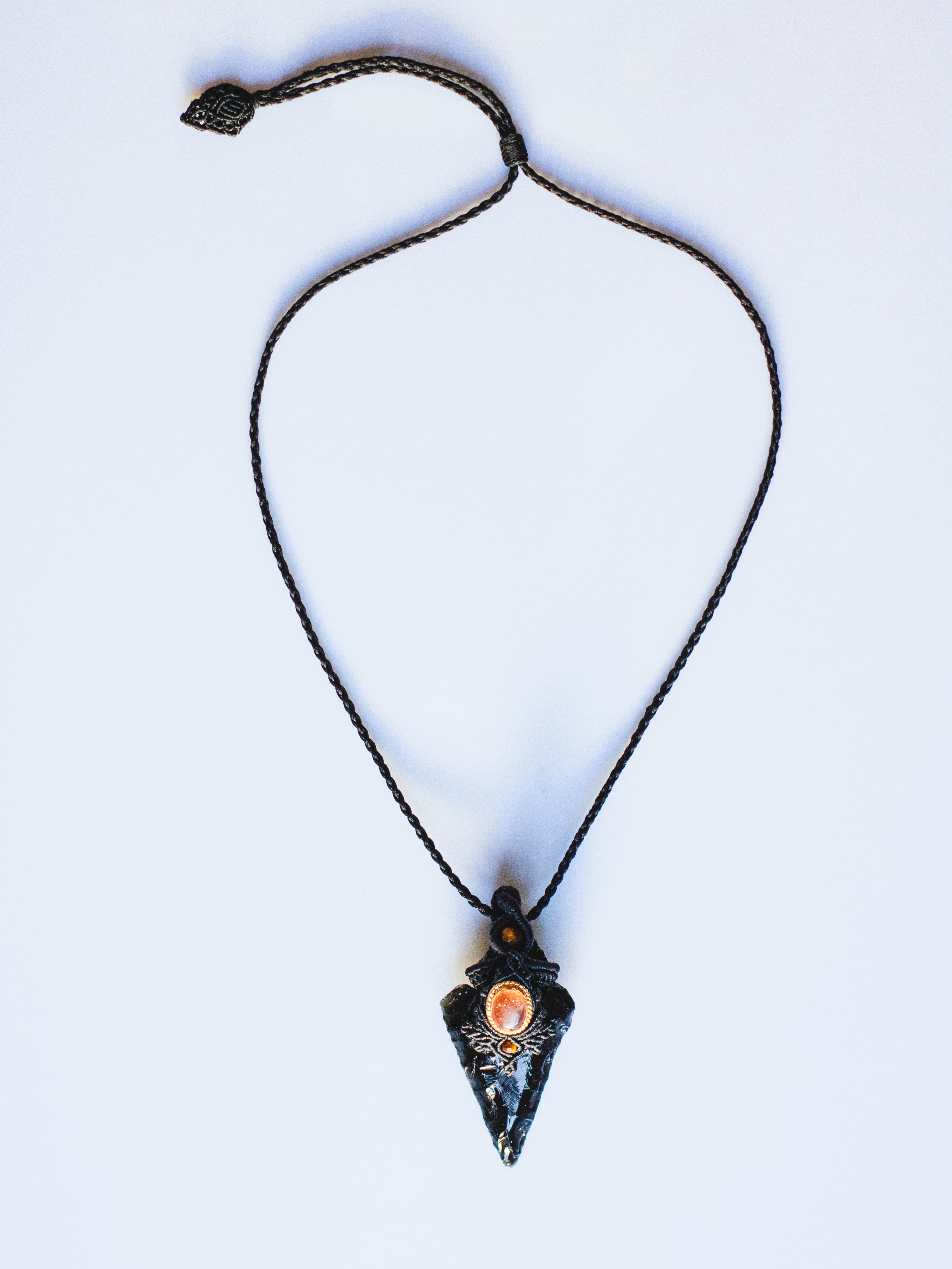 Collar Macrame Lanza de Obsidiana y Piedra Sol