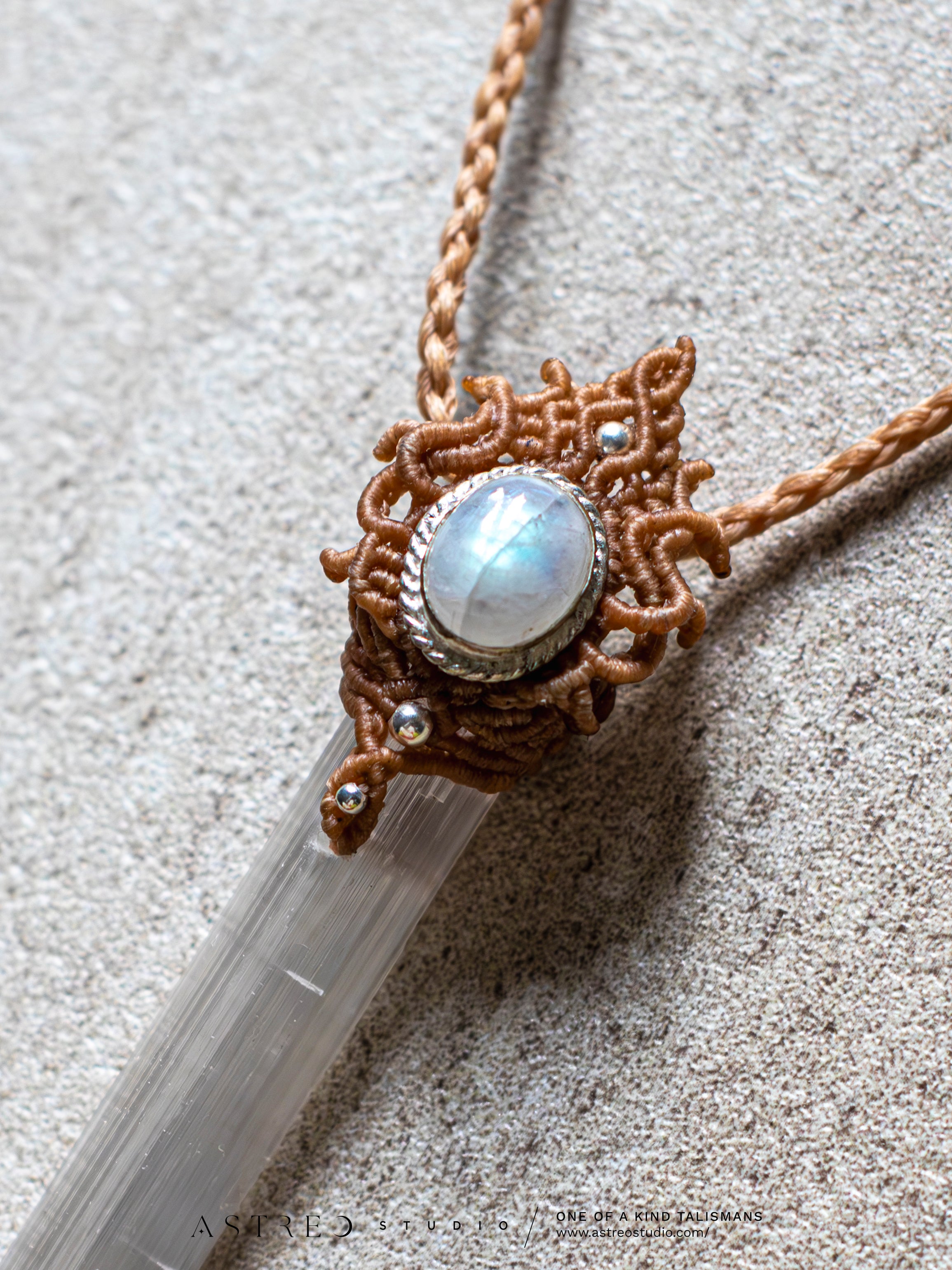 Collar Macrame Selenita y Piedra Luna