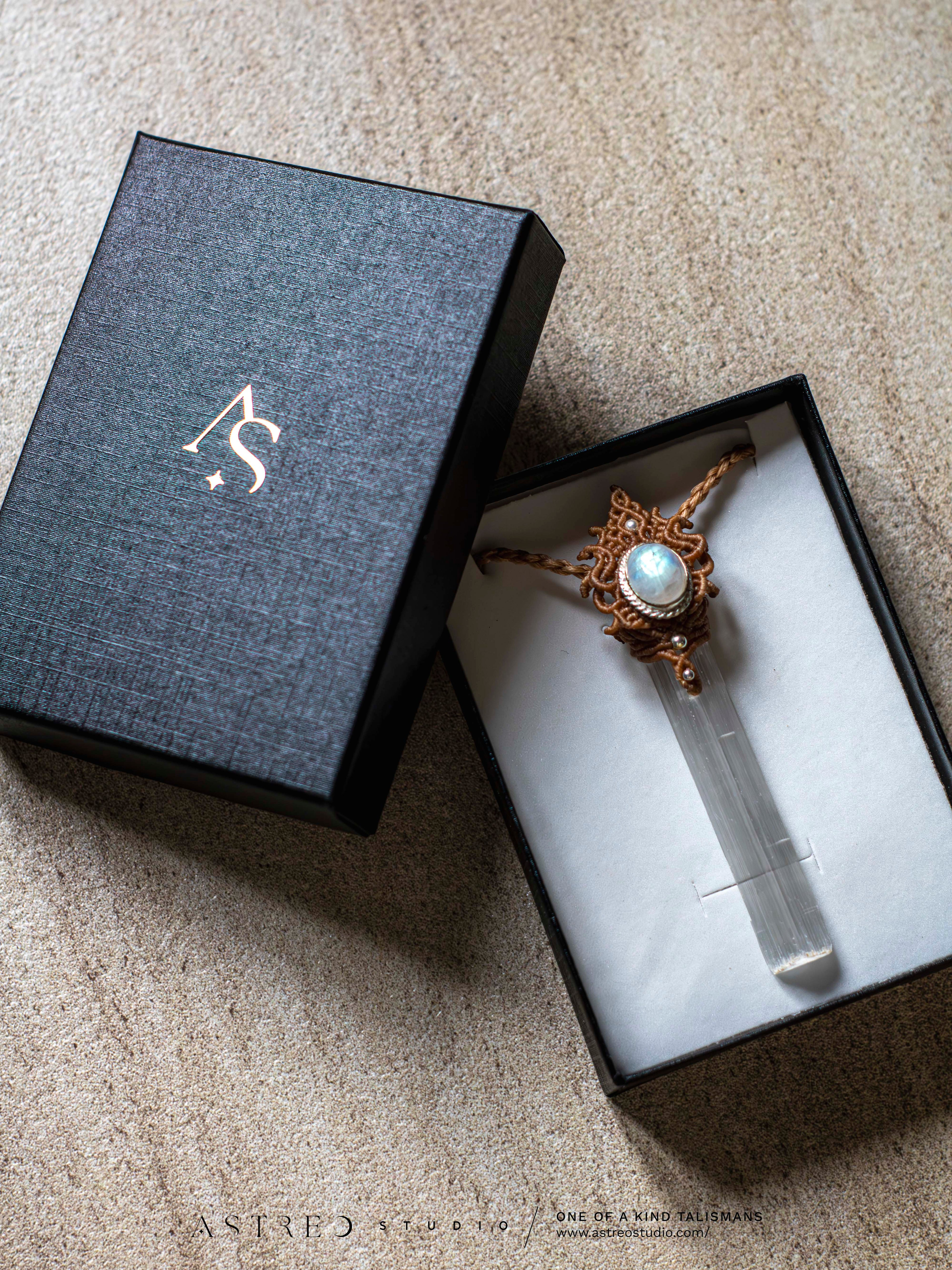 Collar Macrame Selenita y Piedra Luna