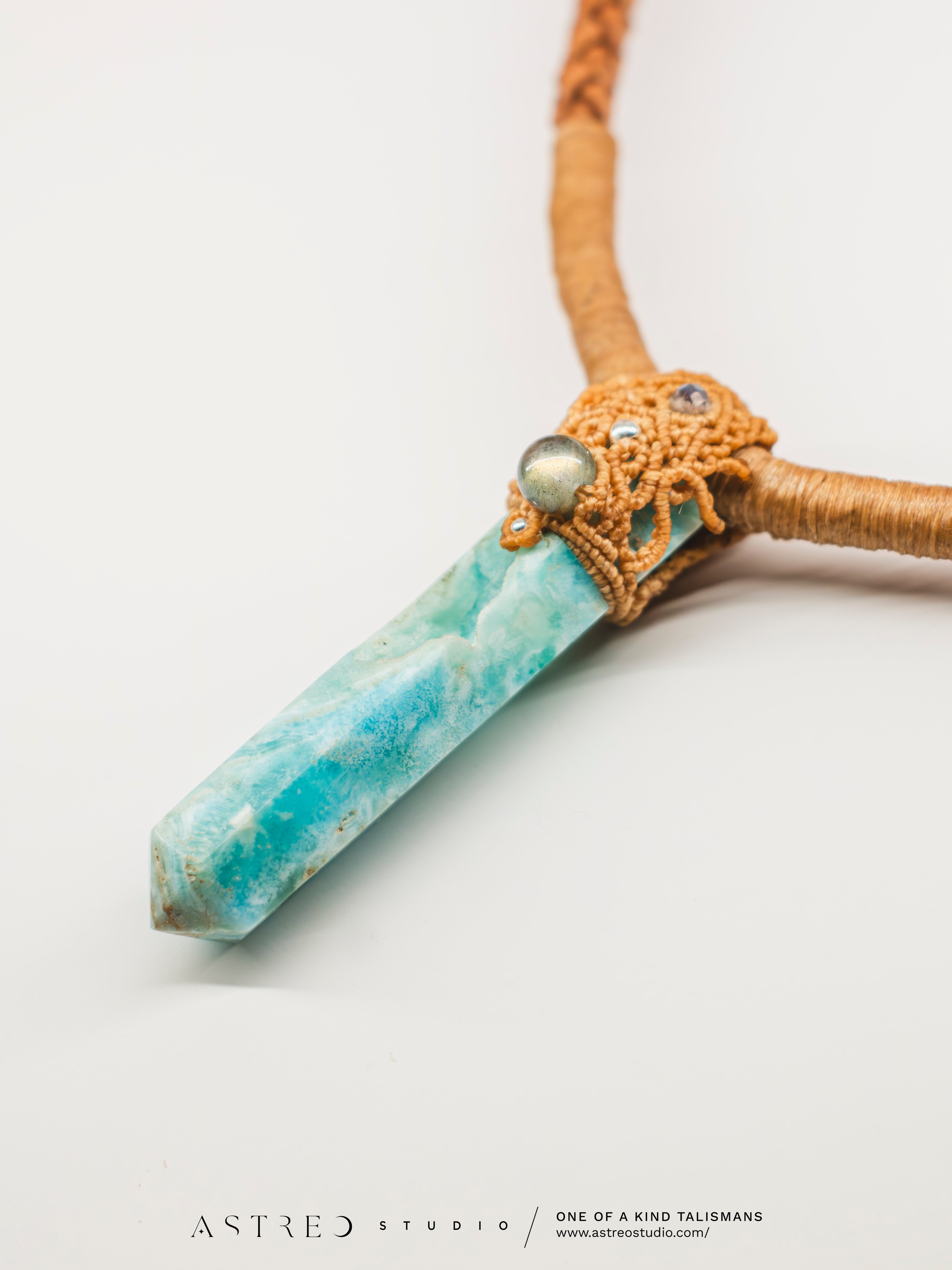 Collar Macramé y Cuero con Calcita Caribe