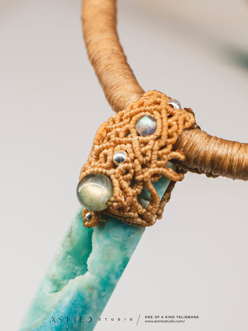 Collar Macramé y Cuero con Calcita Caribe